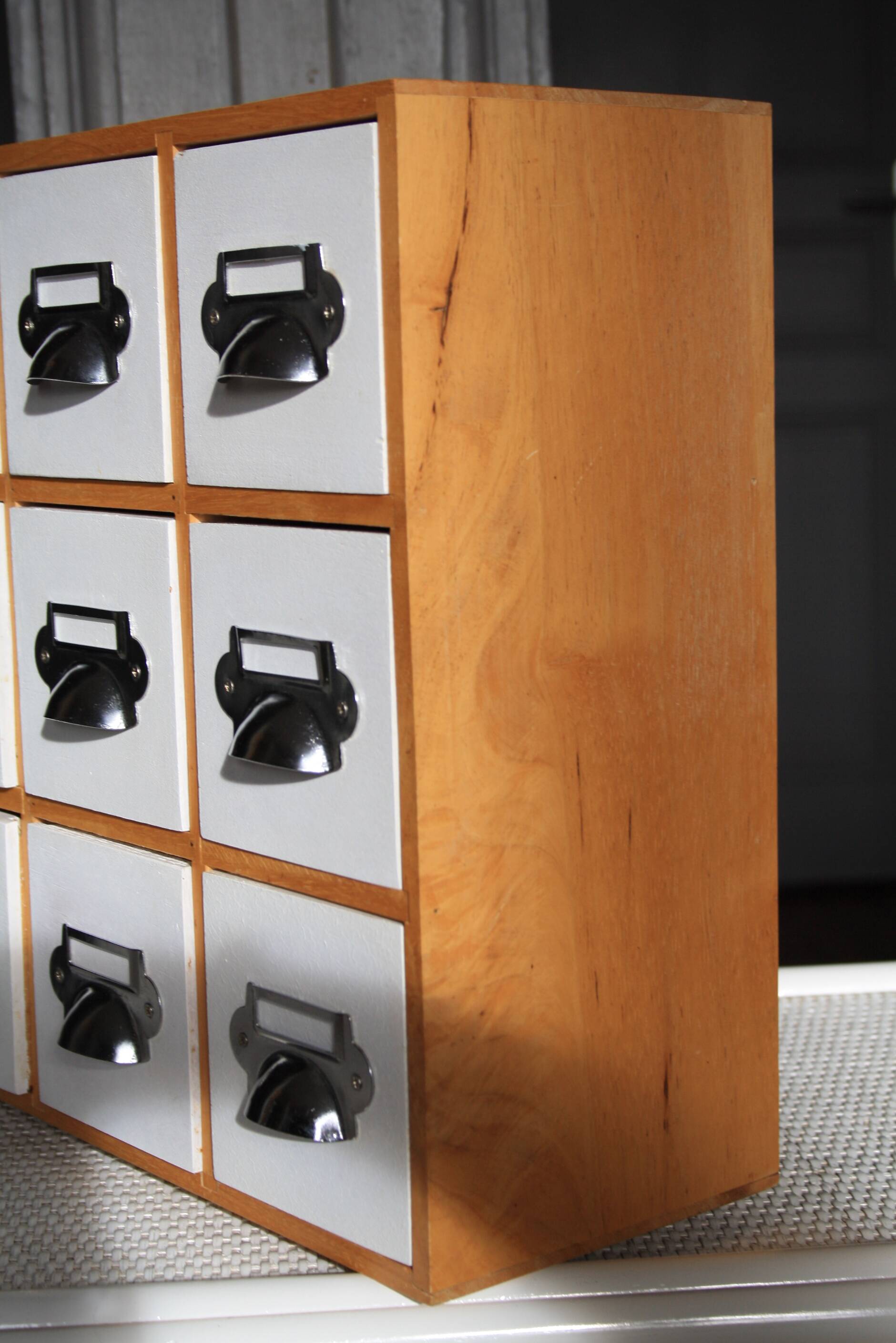 Small storage unit with drawers