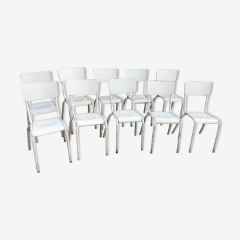10 chaises d’école blanches