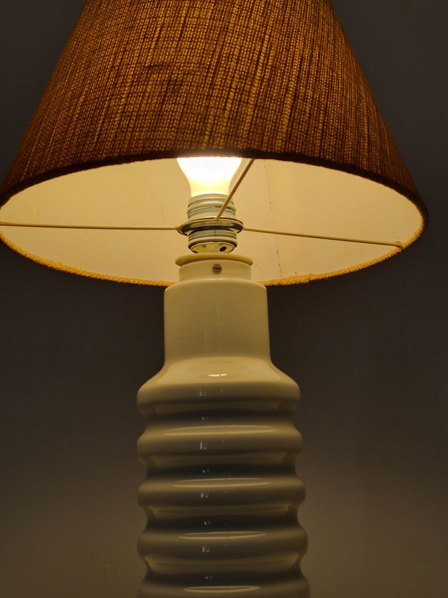 Lampe de table en porcelaine vintage des années 1970 GDR.