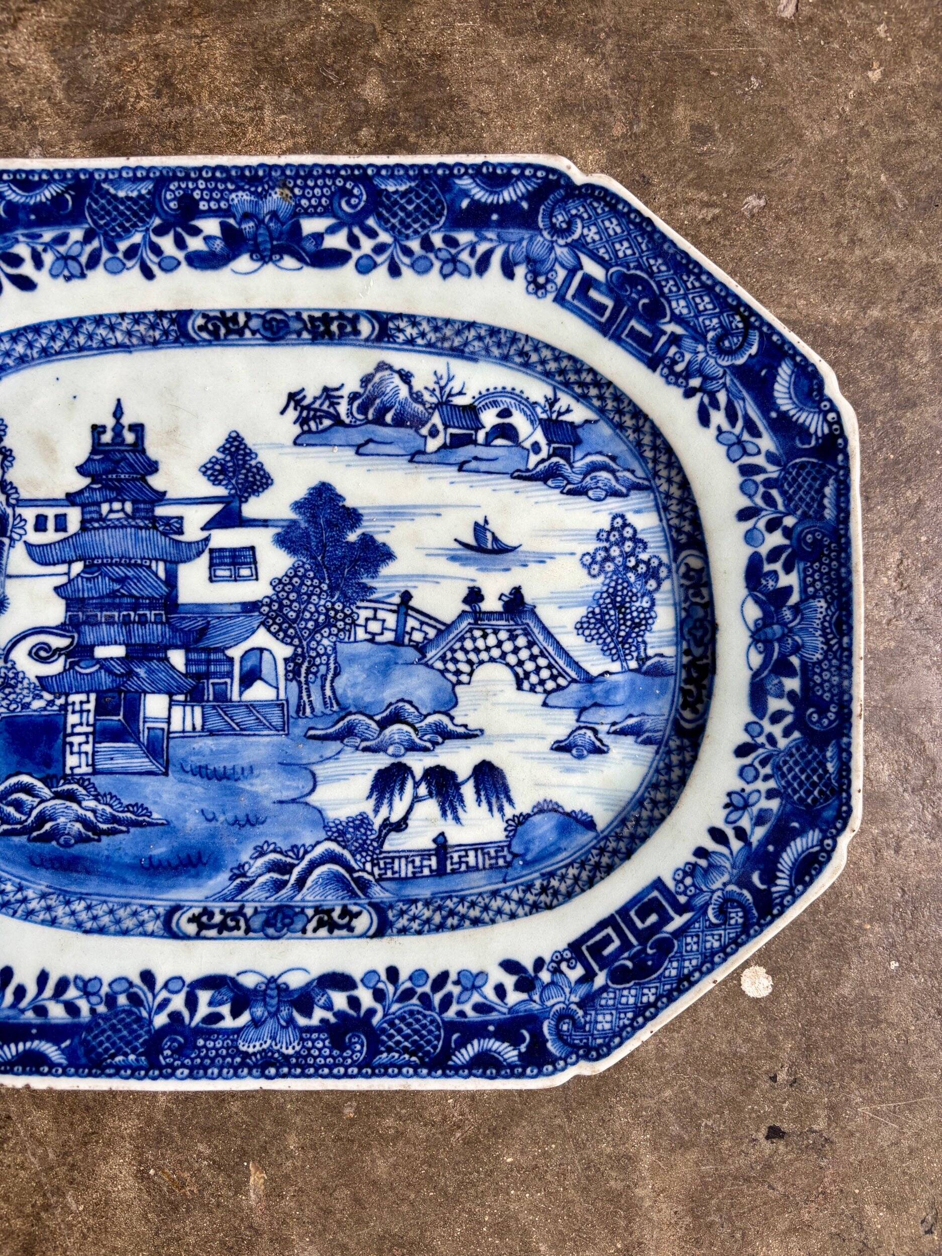 Octagonal dish in hand-painted porcelain, 18th century.