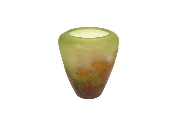 Etablissements gallé vase en verre multicouches à décor floral, signé