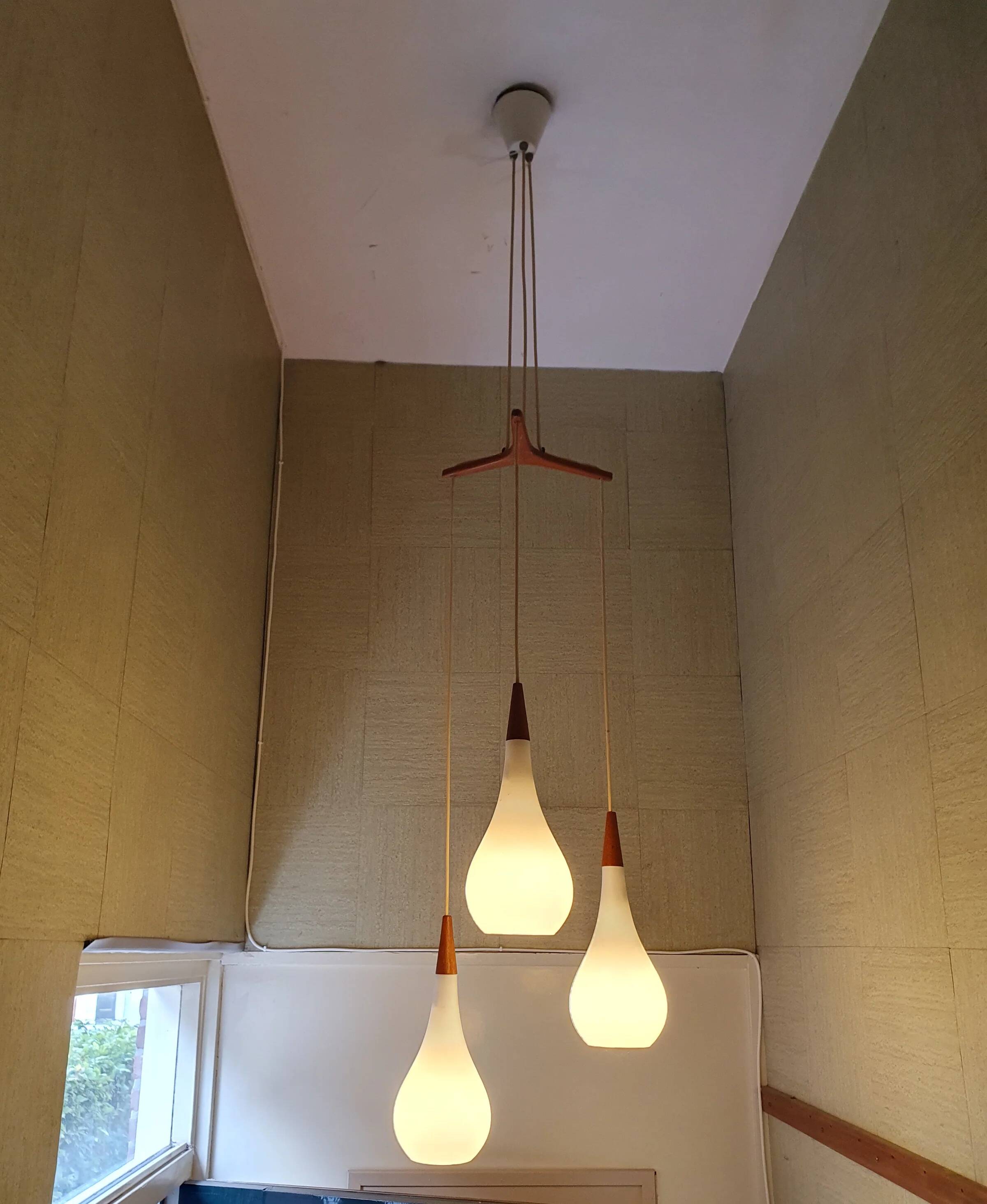Holmegaard - Michael Bang - triangle Raindrop pendant lamp - Opal white - Teak - Midcentury design cluster pendant light