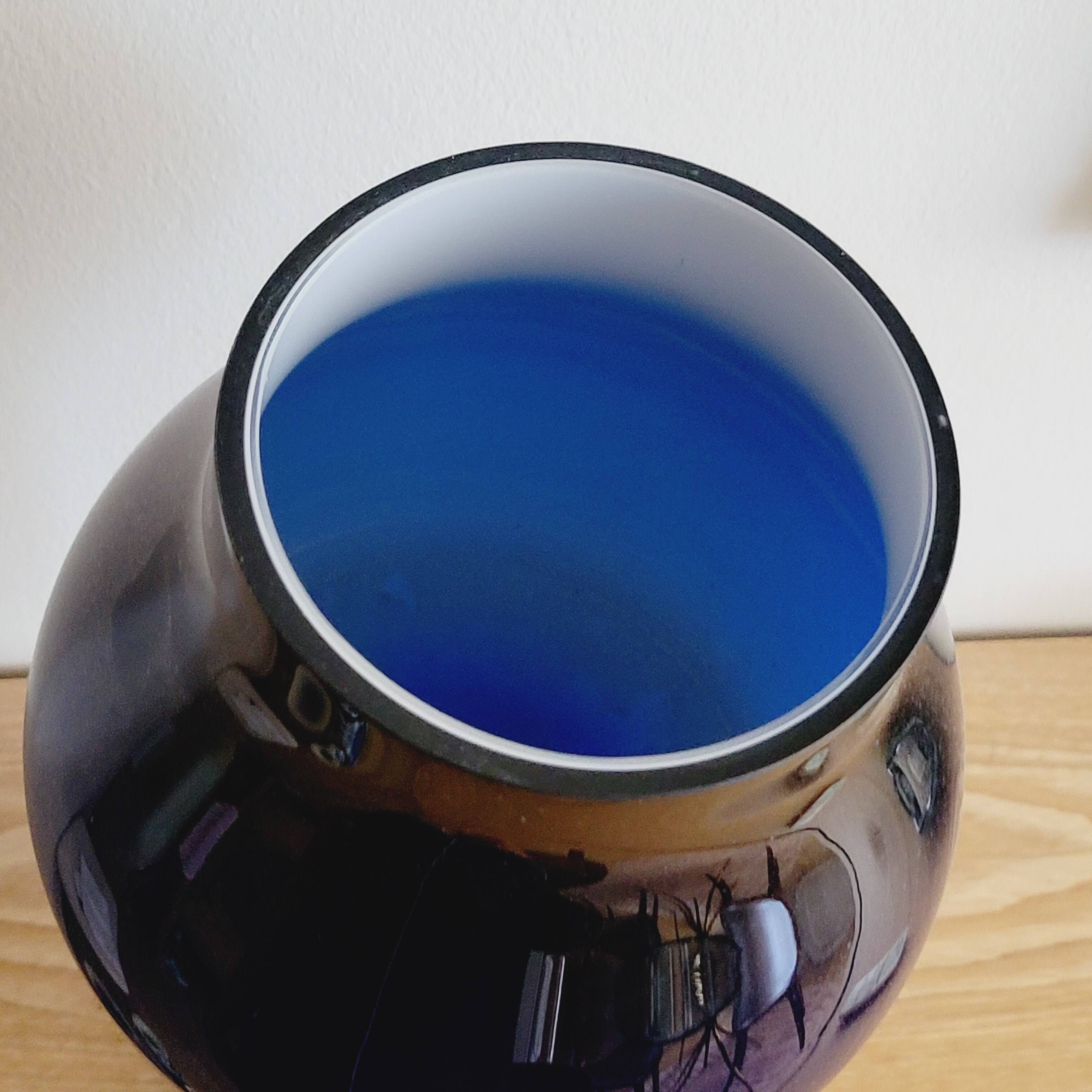 Imposing Midnight Blue Blown Glass Vase Design