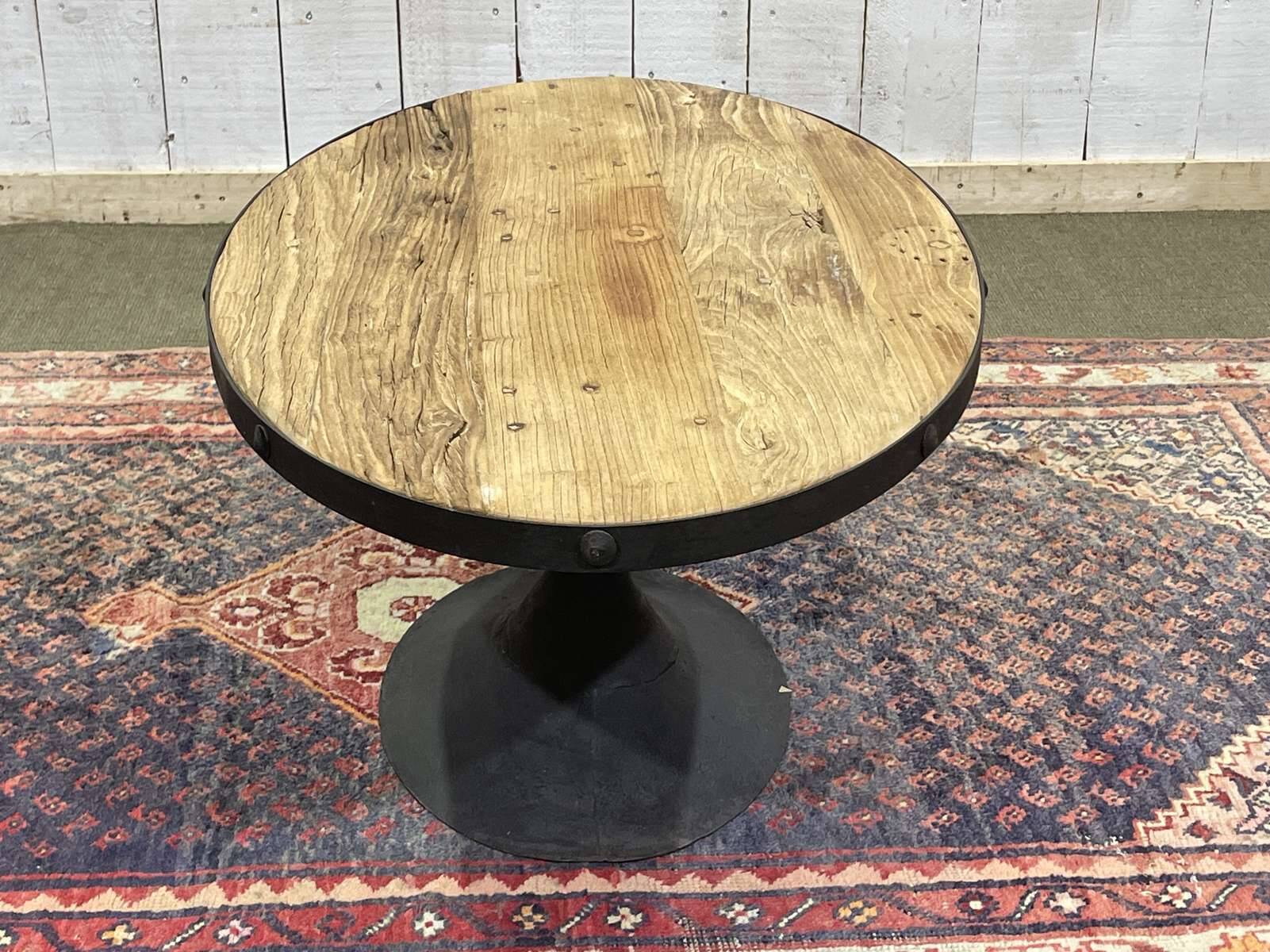 Oval coffee table in oak with steel base