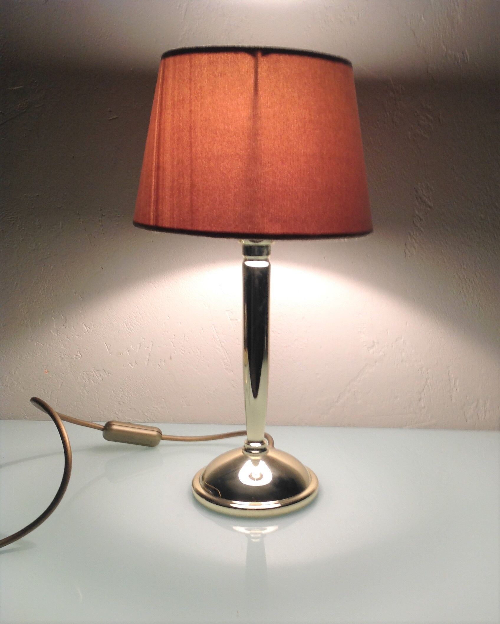 Lampe en  métal doré et abat jour peau de peche / vintage années 70-80