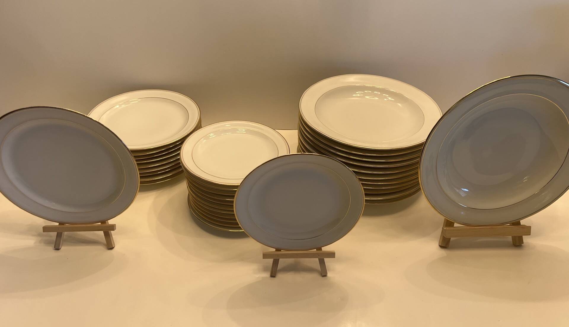 Service of 34 Limoges porcelain plates by Chastagner & Cie – Gilded borders.