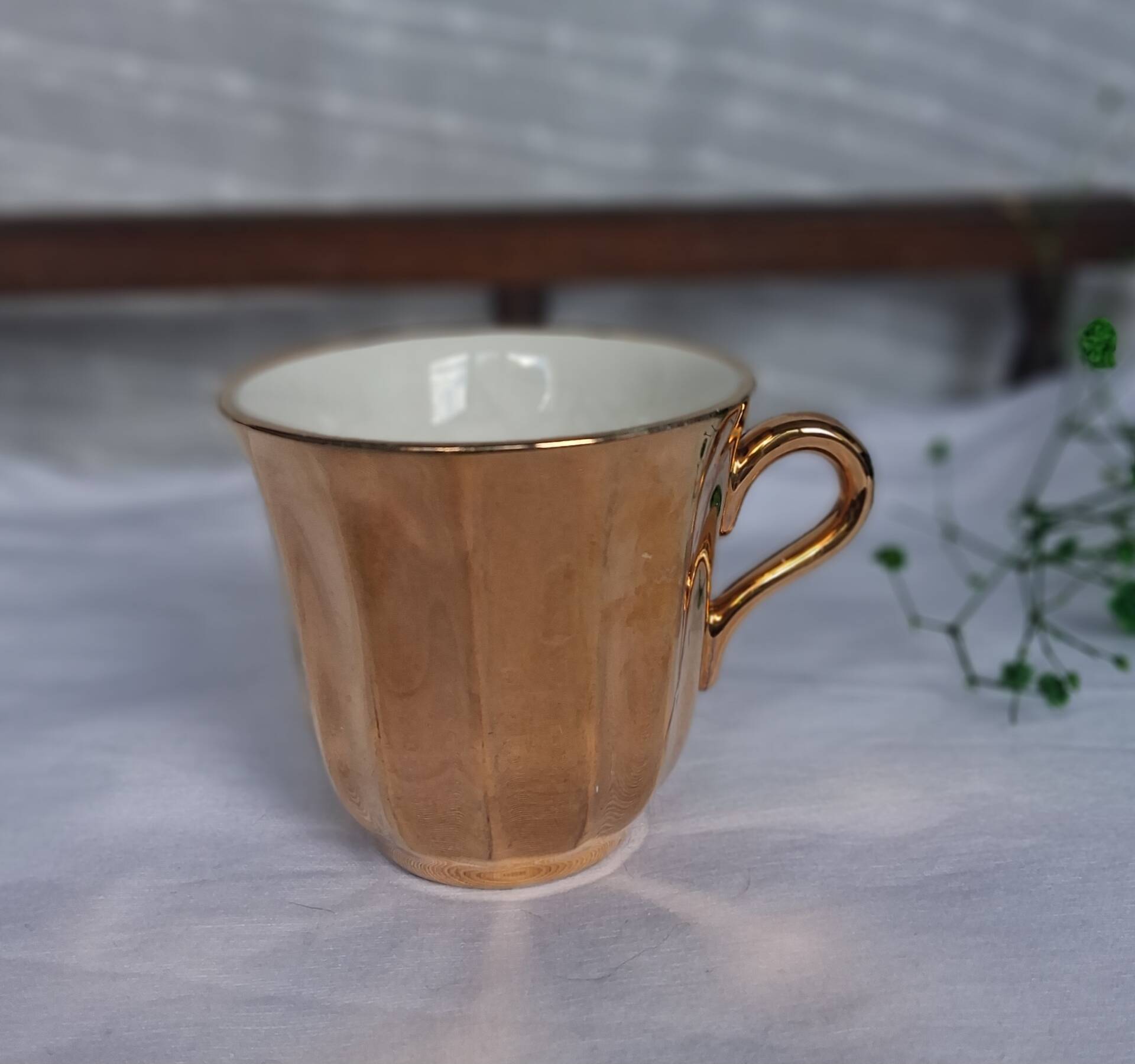 Vintage moka service in gilded porcelain for coffee, 1950s-1970s.