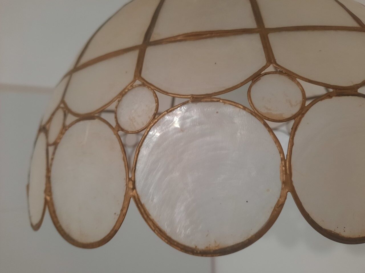 Mother-of-pearl and brass suspension