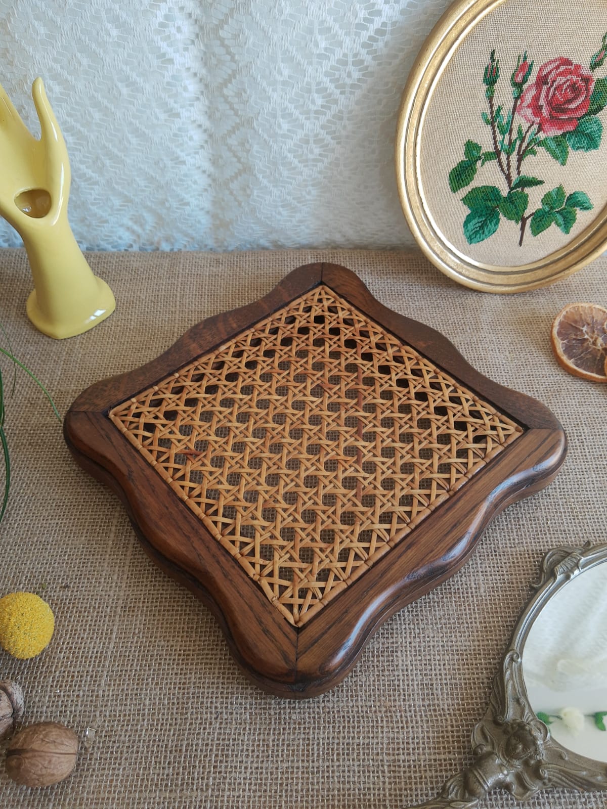 Dessous de plat bois et cannage vintage