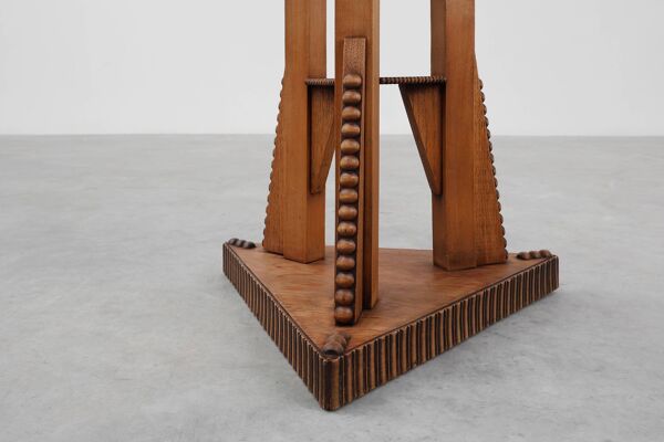 Table d'appoint triangulaire Art nouveau en bois sculpté, France, vers 1915