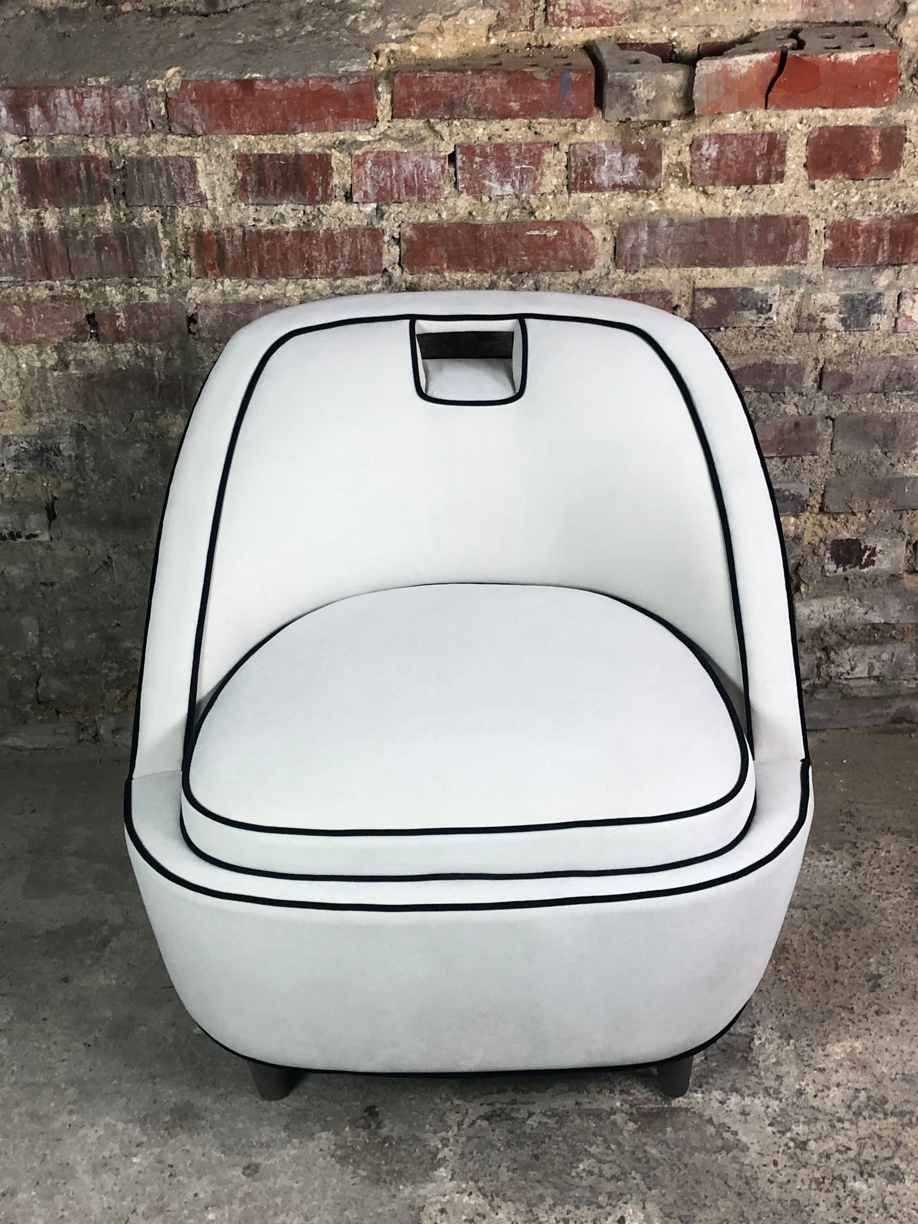 Fauteuil rétro vintage 80's en velours blanc gansé noir