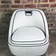 Fauteuil rétro vintage 80's en velours blanc gansé noir