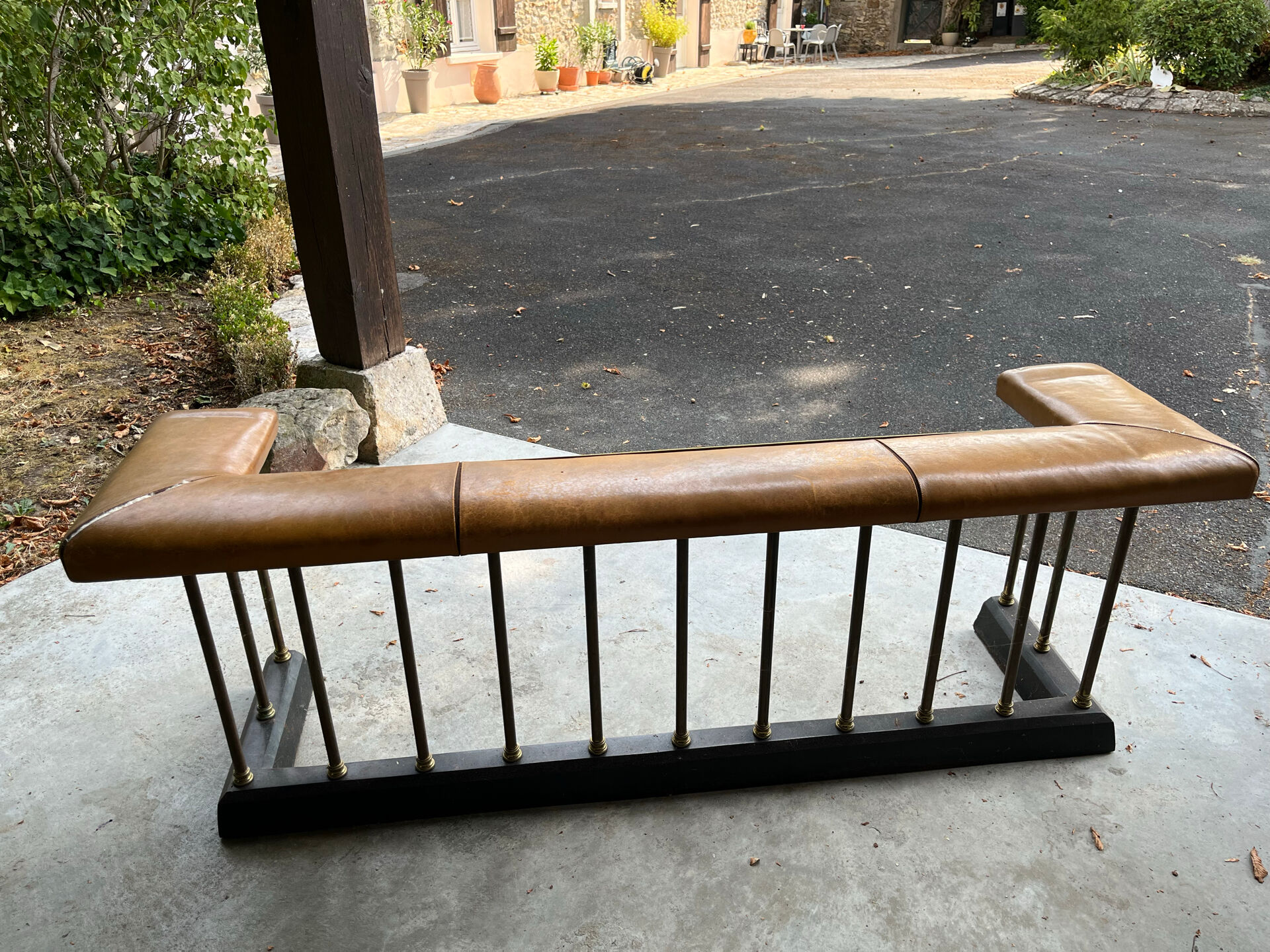 English fireplace bench – Club Fender – Tawny leather and brass –