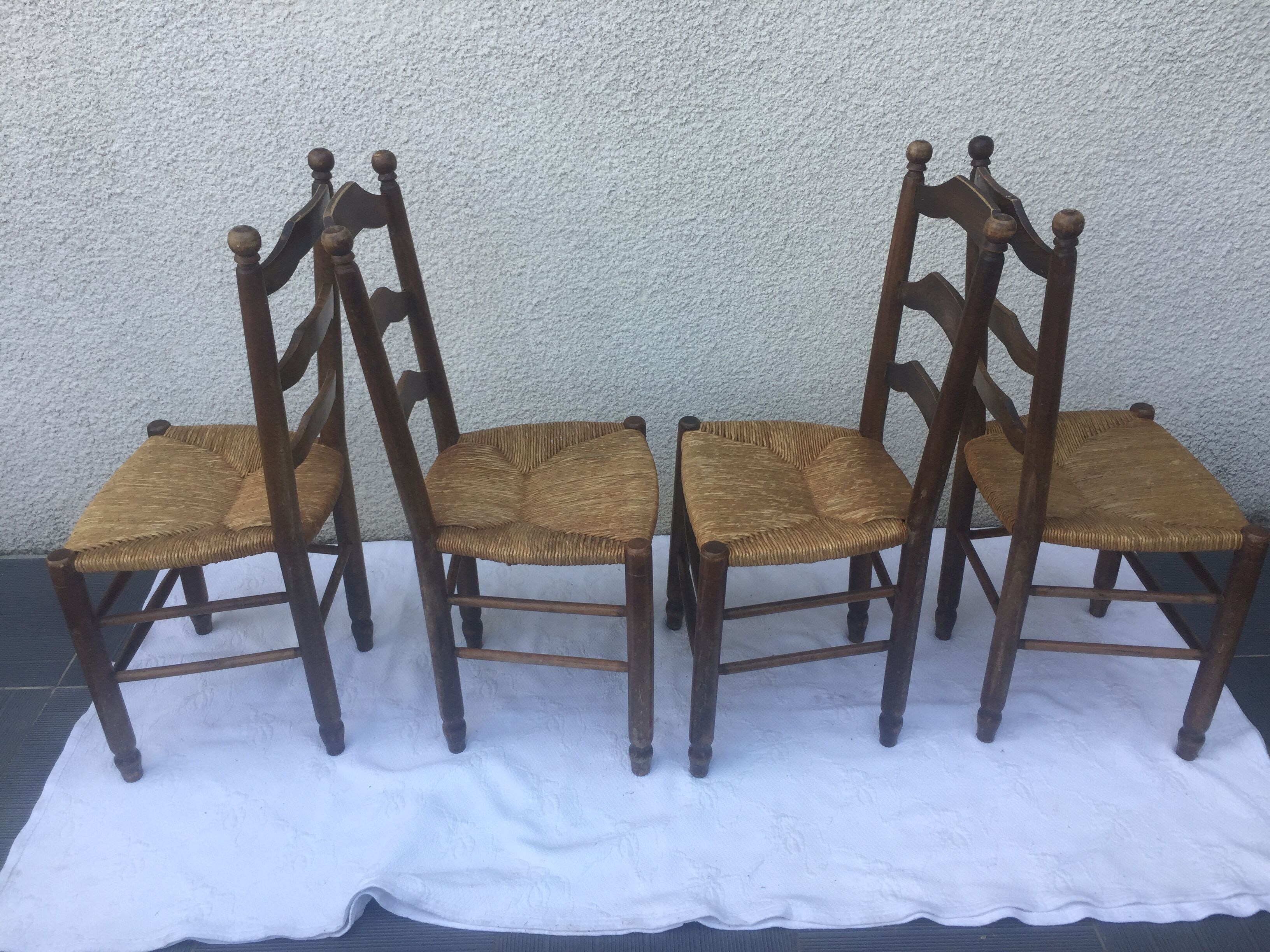 4 chairs mulched Provencal style