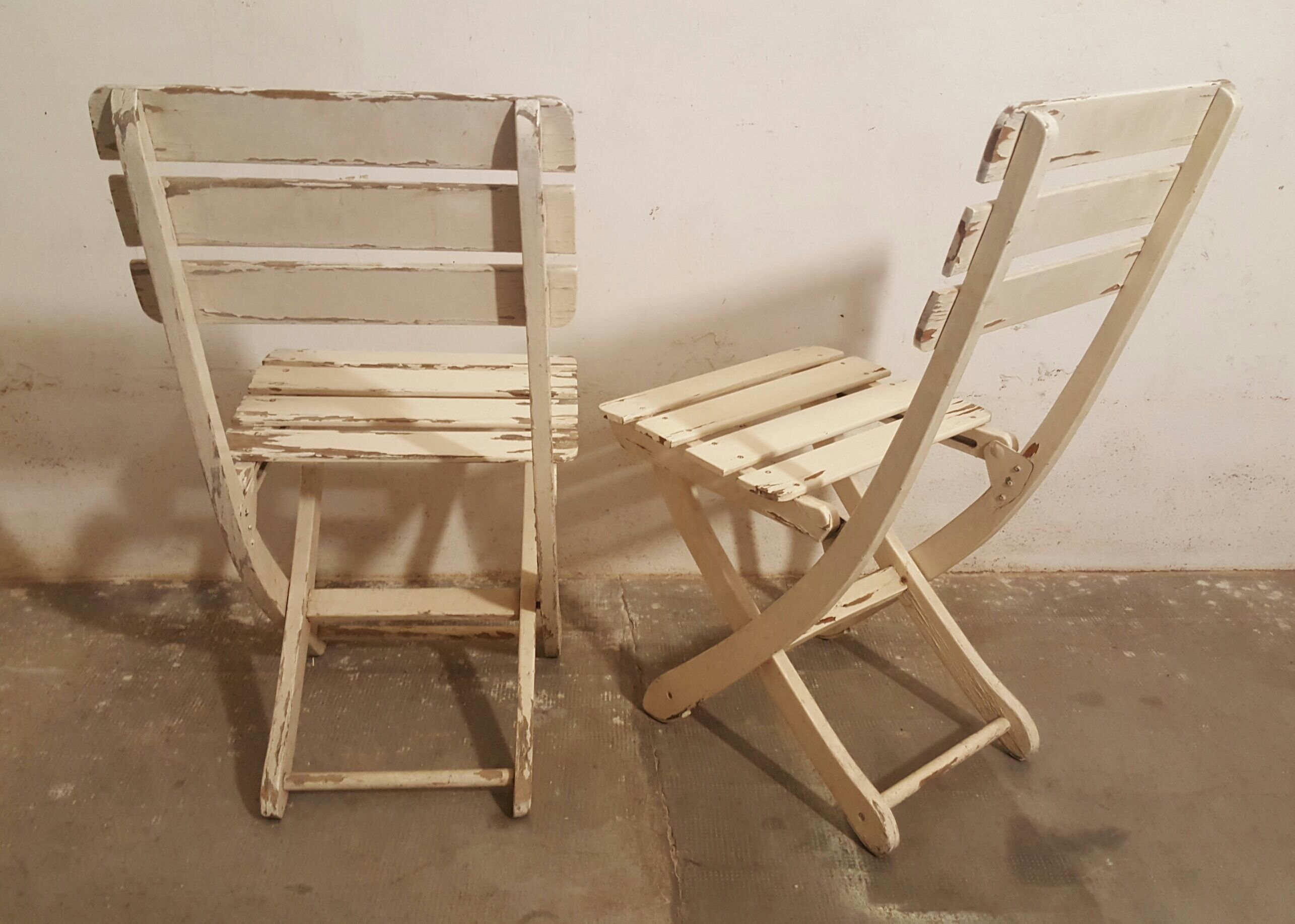Foldable chairs pair