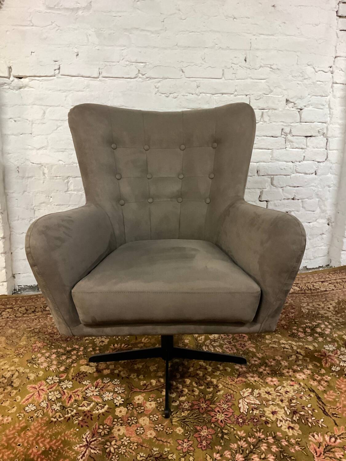 Swivel armchair in velvet fabric and metal