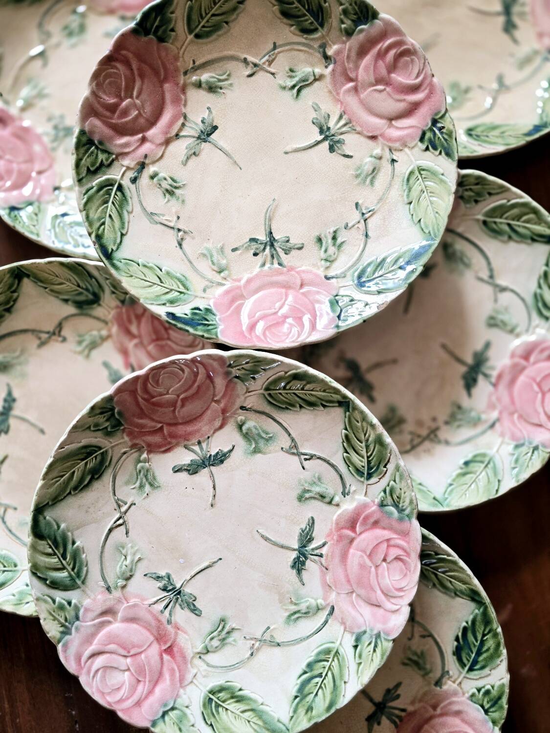 Lot de 7 assiettes Barbotine