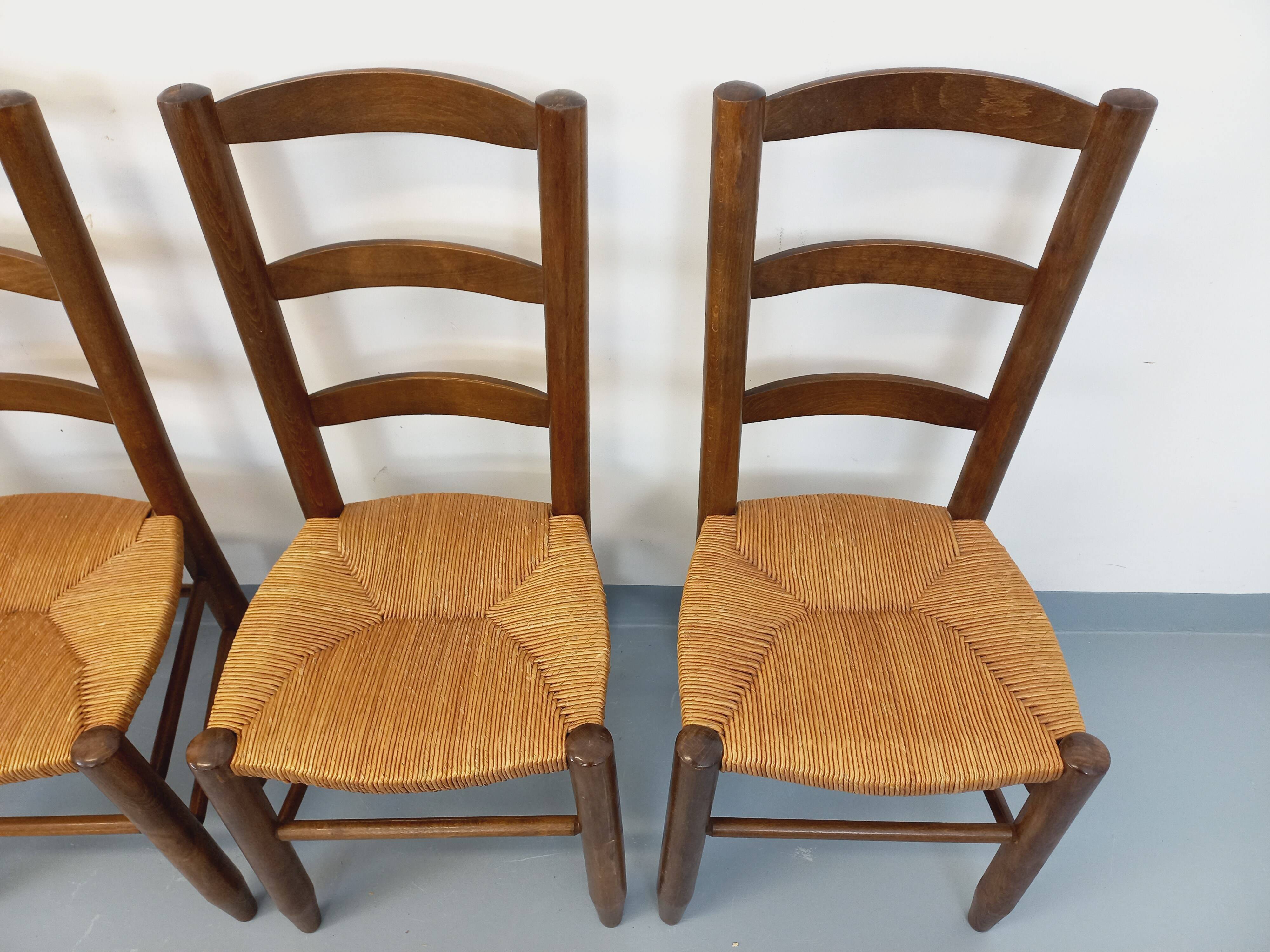 Set of 4 vintage brutalist chairs in wood and straw from the 1960s.