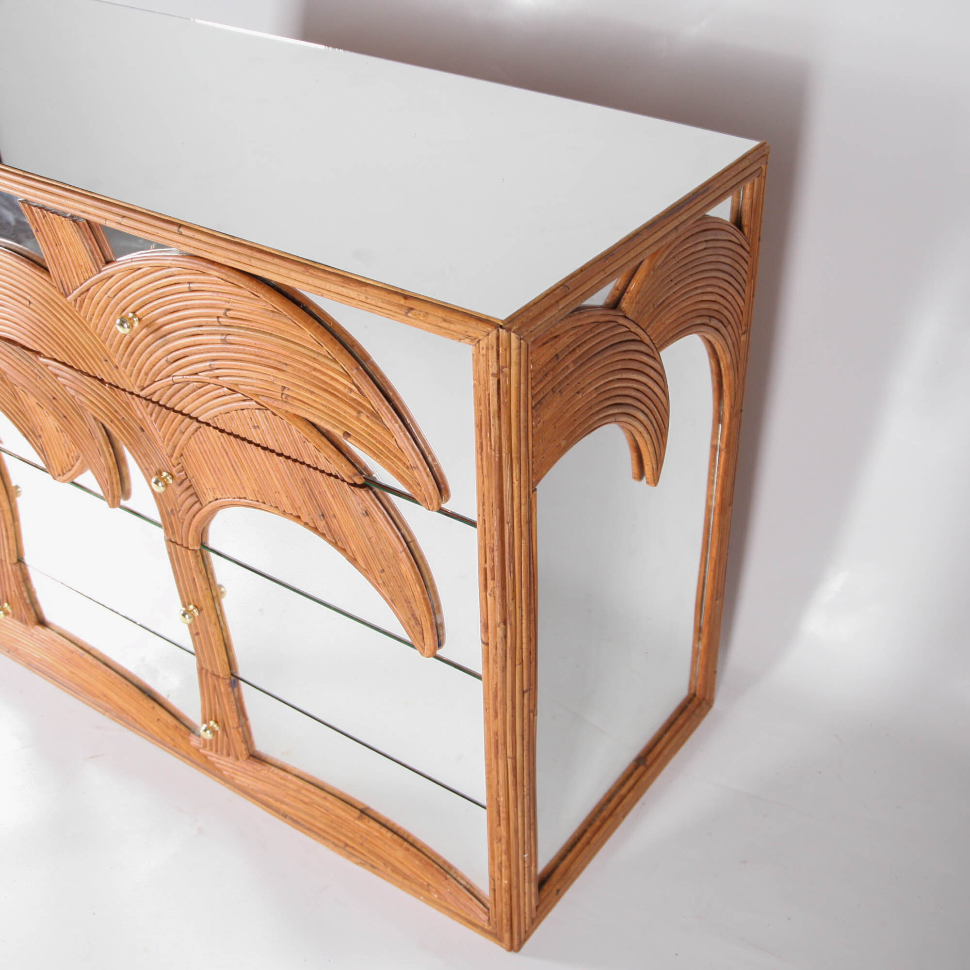 Commode en rotin et miroirs