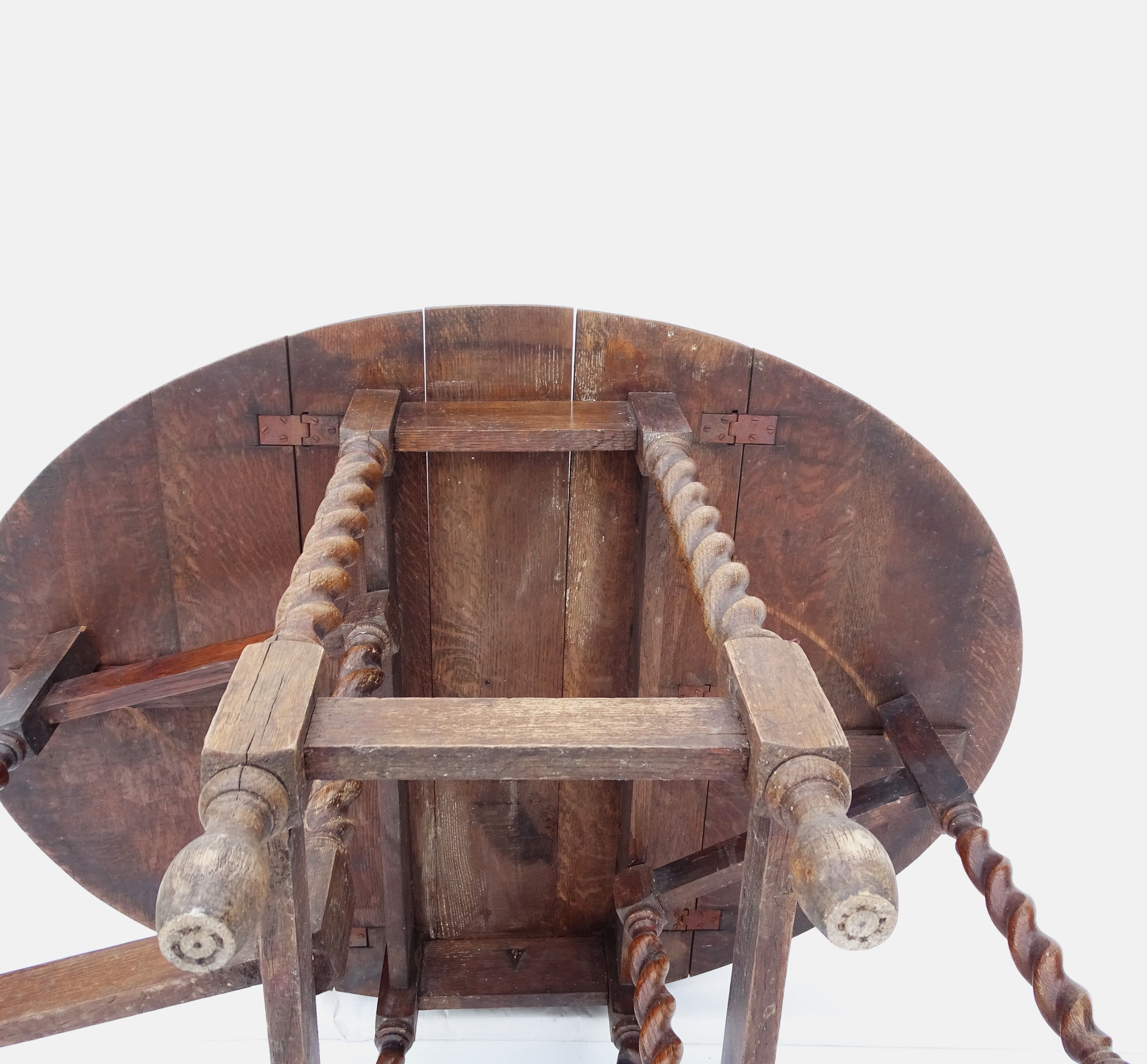 Table get leg in waxed oak.