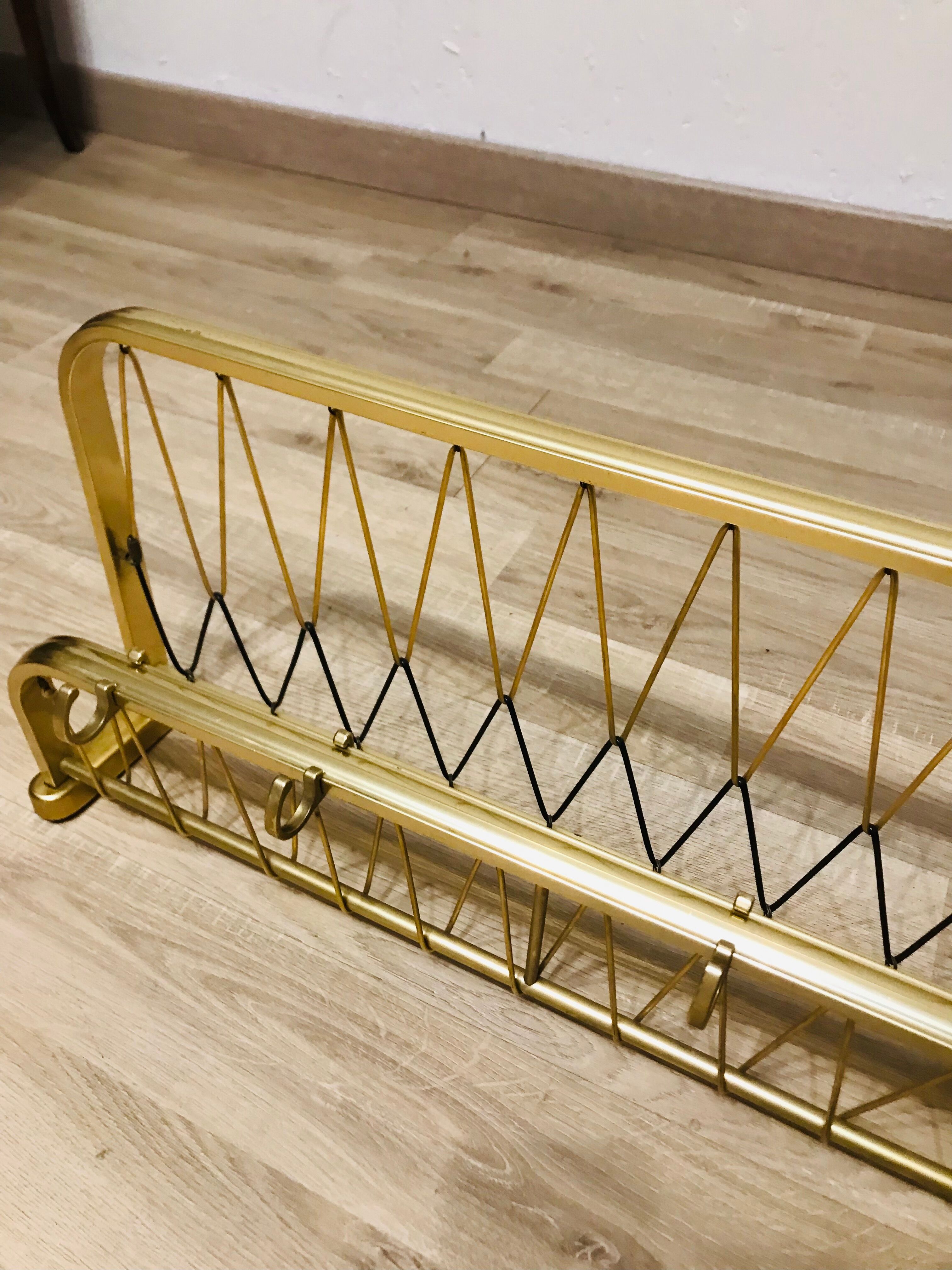 Wall-mounted cloakroom coat rack