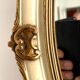 Miroir en bois et stuc a rehaut doré XX siècle