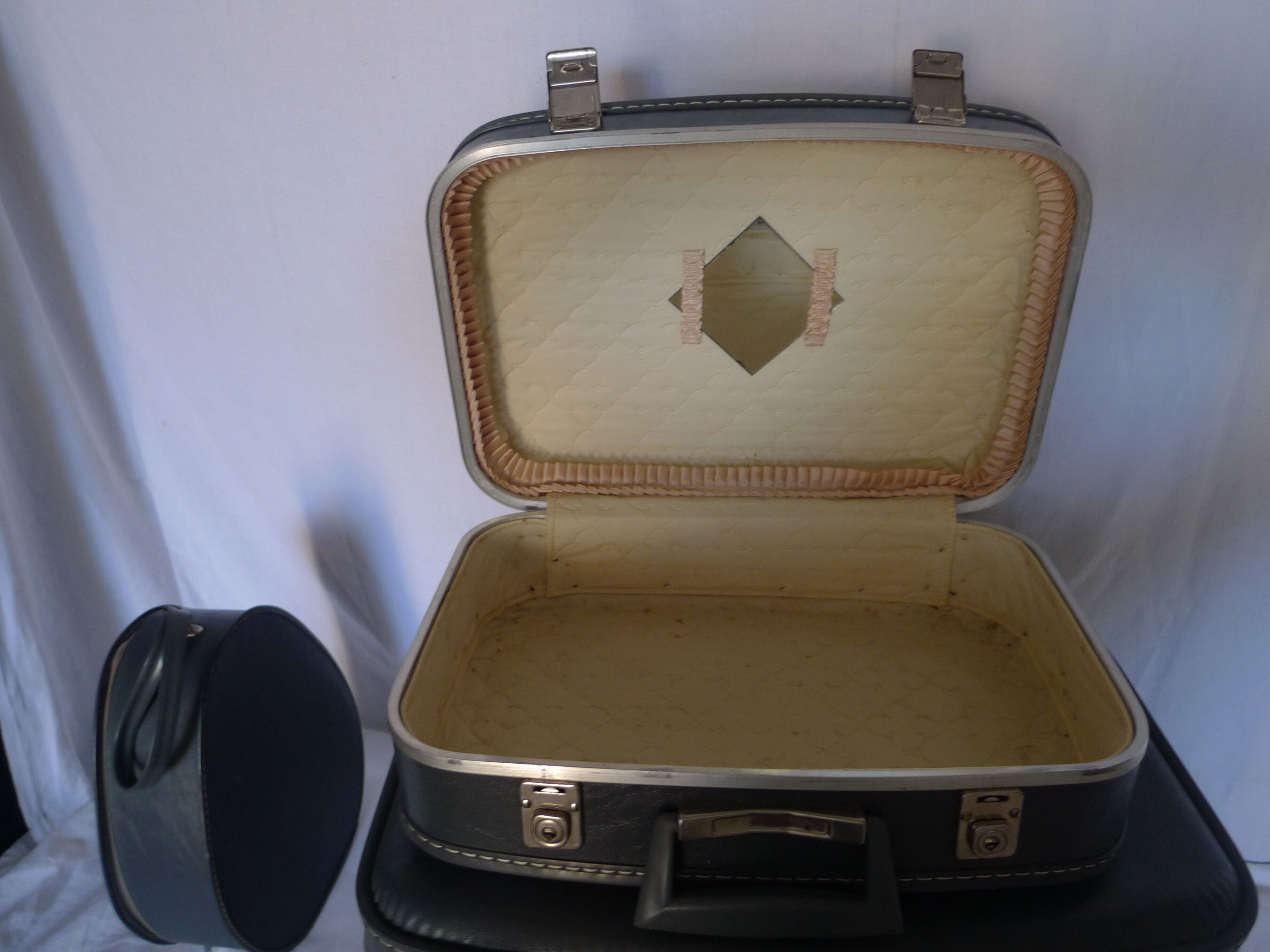 Air hostess suitcase set