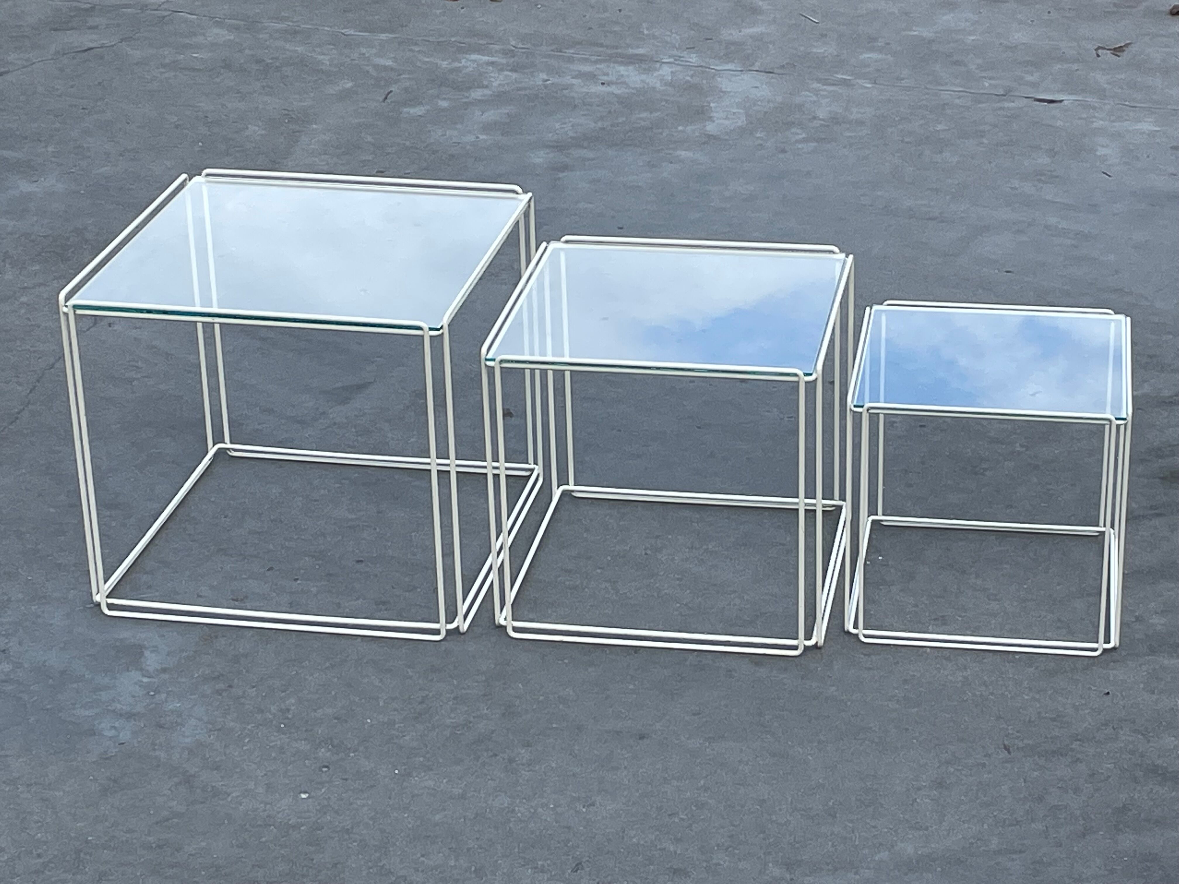 Tables gigognes design Max Sauze éditées par Iscocèle