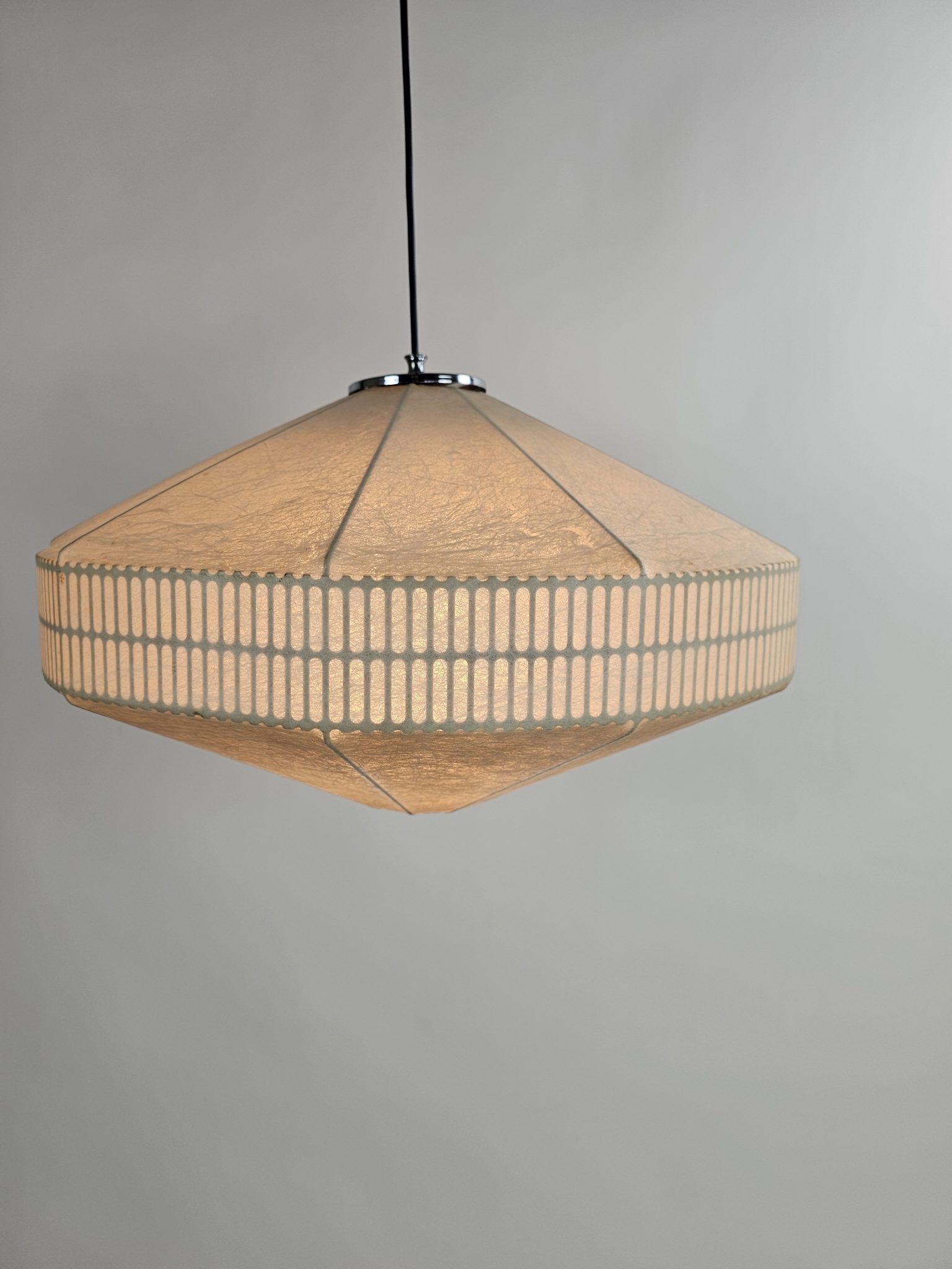Suspension en cocon italien avec design graphique