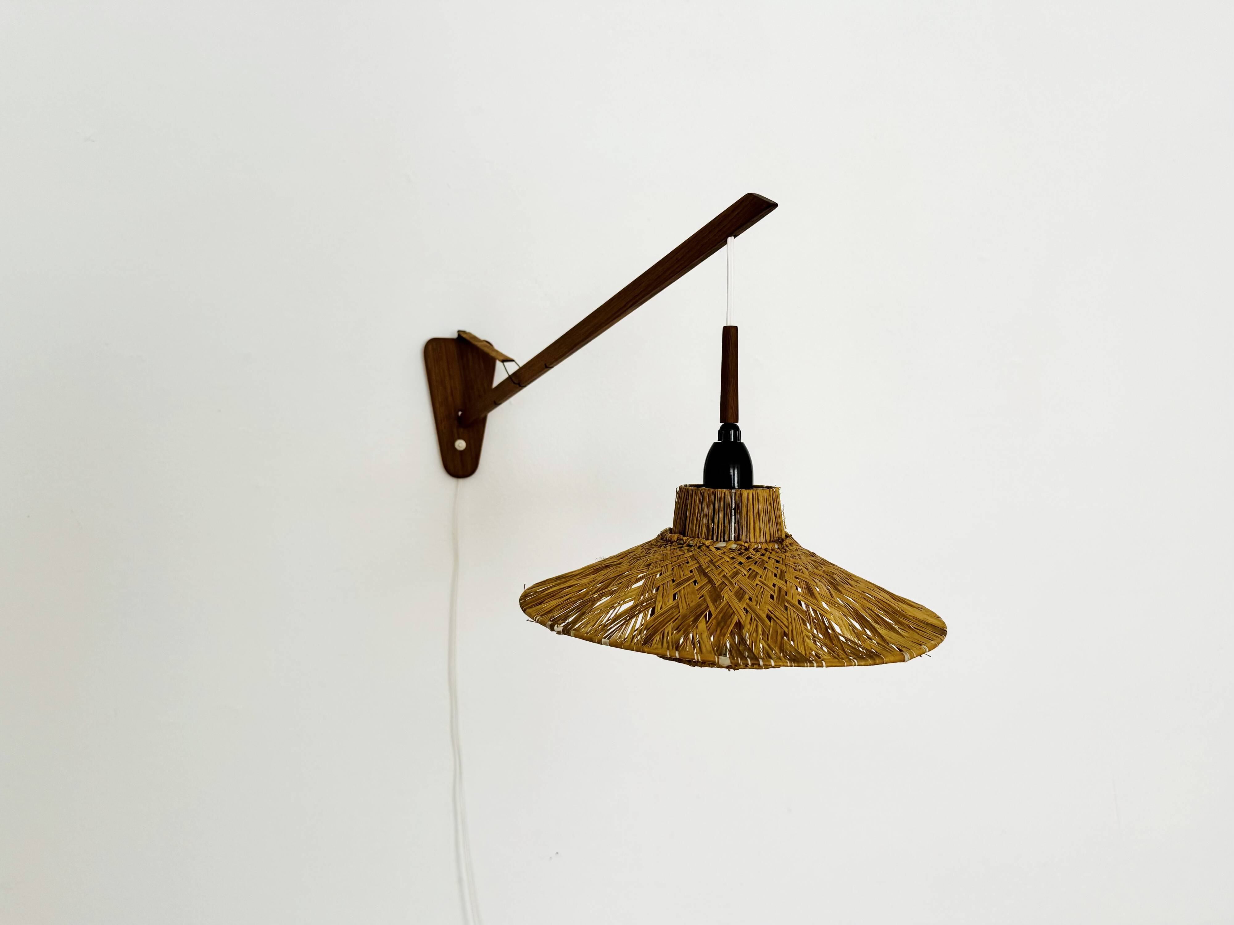 Lampe murale en teck et raffia ajustable