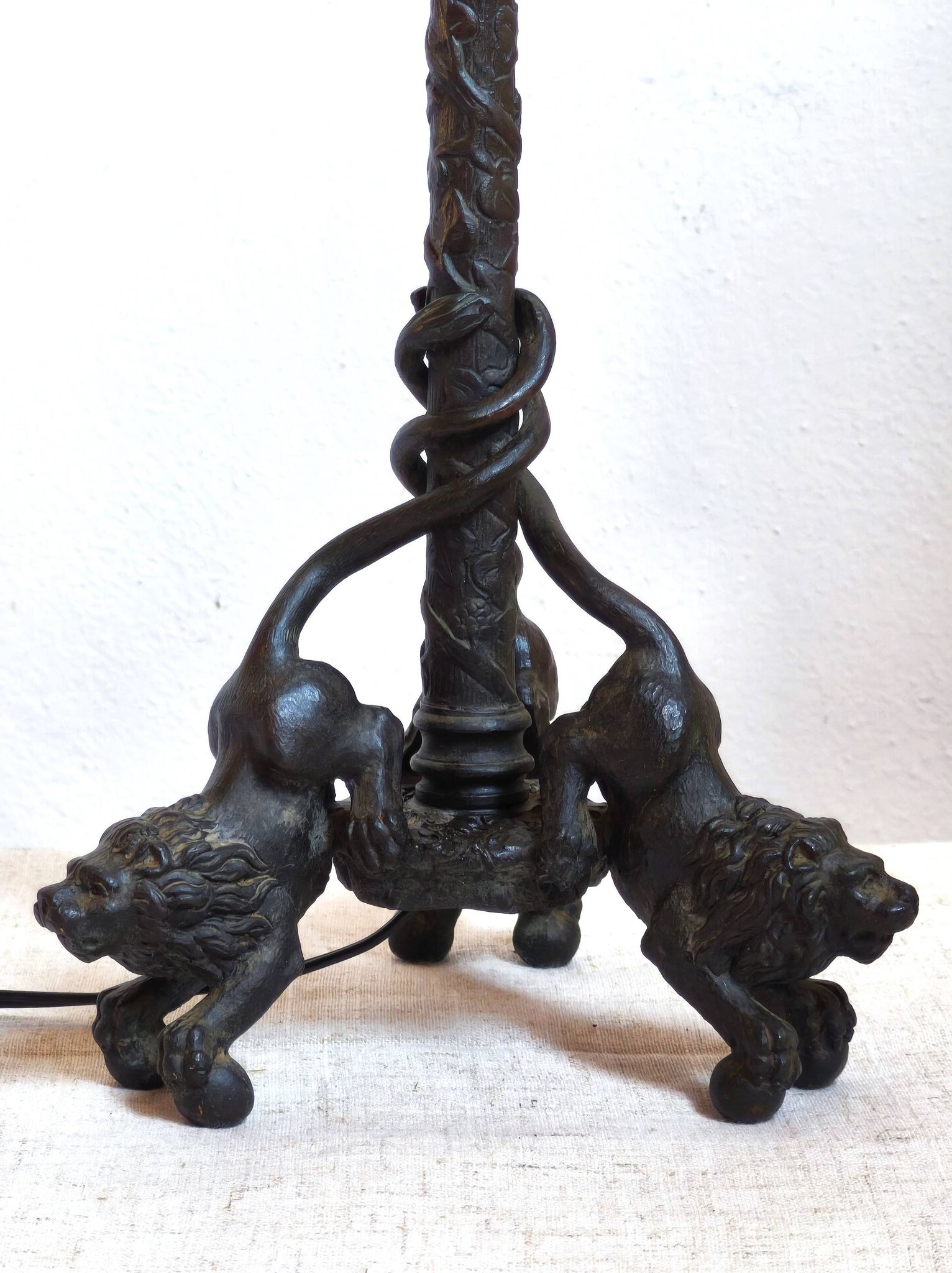 Vintage table lamp in patinated bronze with lion decor, 1950s.