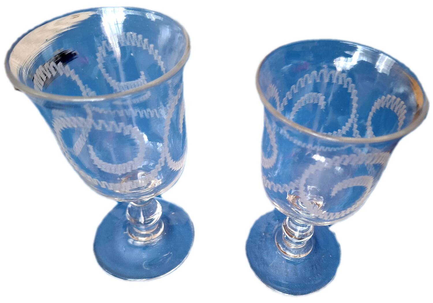 2 verres à pied soufflés gravés décor de guirlandes XIX e