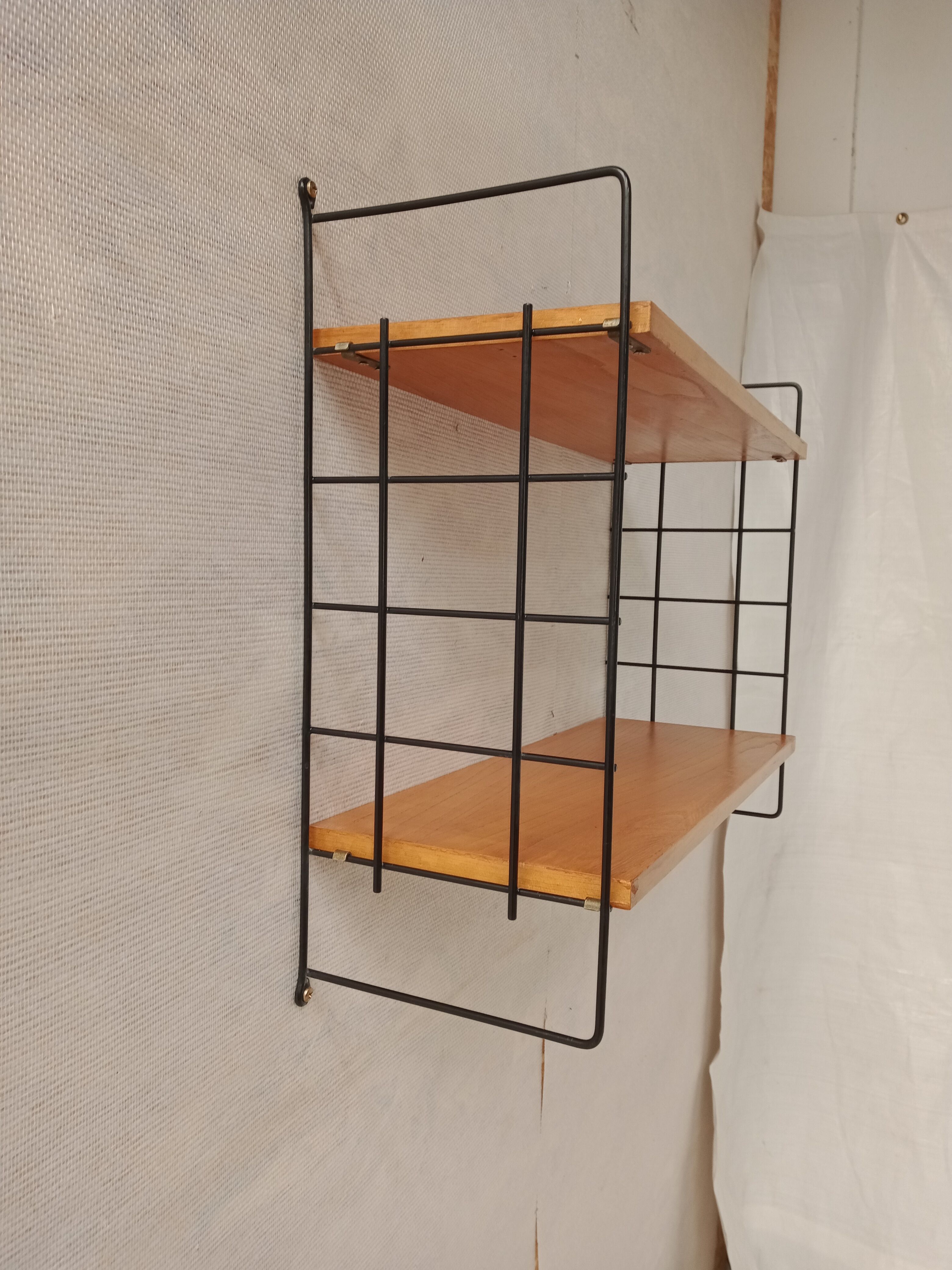 Metal wire shelf