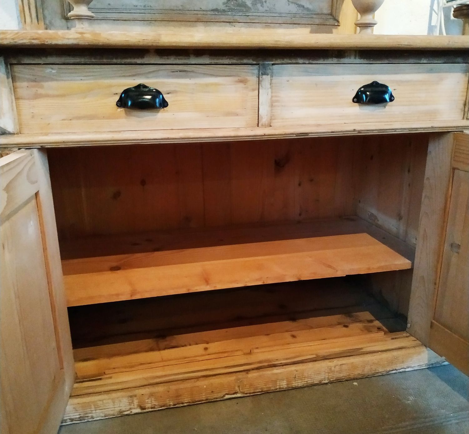 Patinated buffet (pastry furniture)