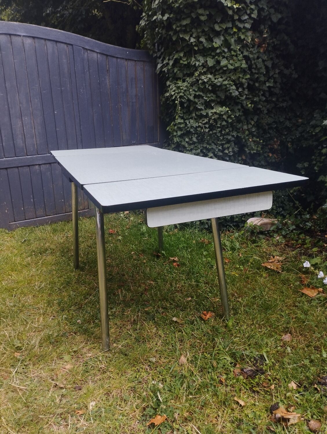 Formica table with extensions