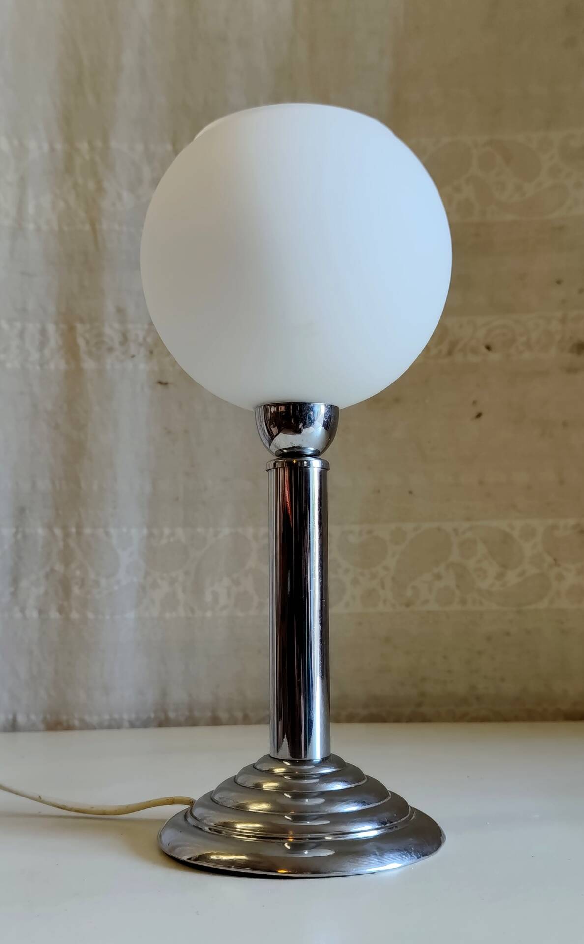 Bauhaus table lamp in metal and opaline globe - 1930s/40s