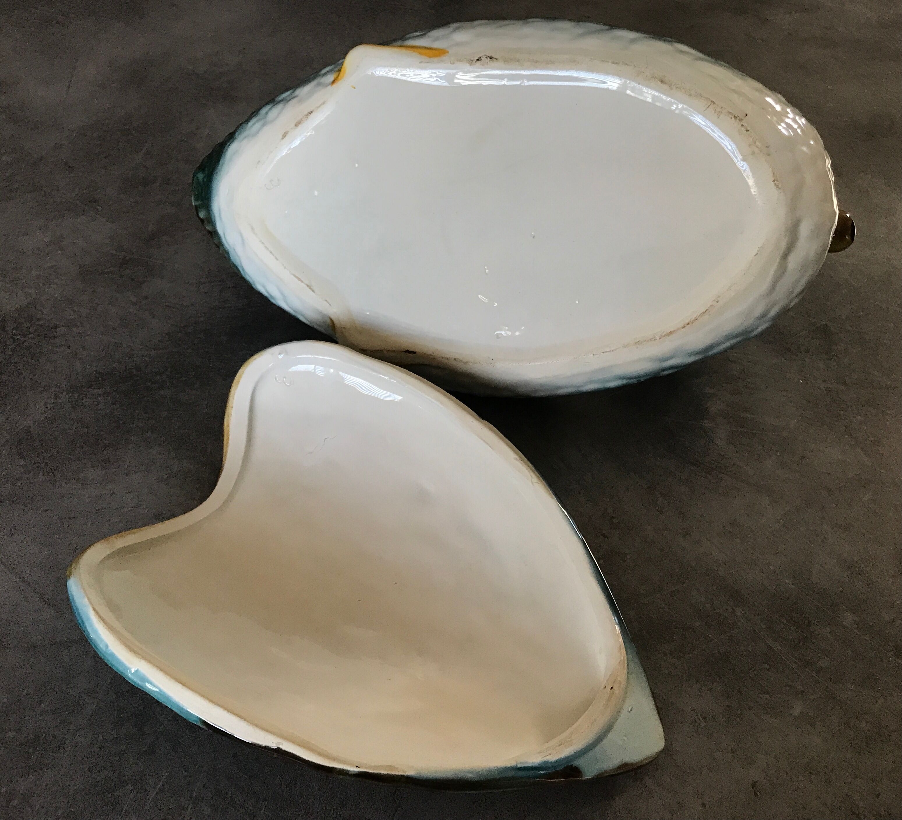 Soupière centrale, plat et couvercle en céramique émaillée polychrome, forme canard