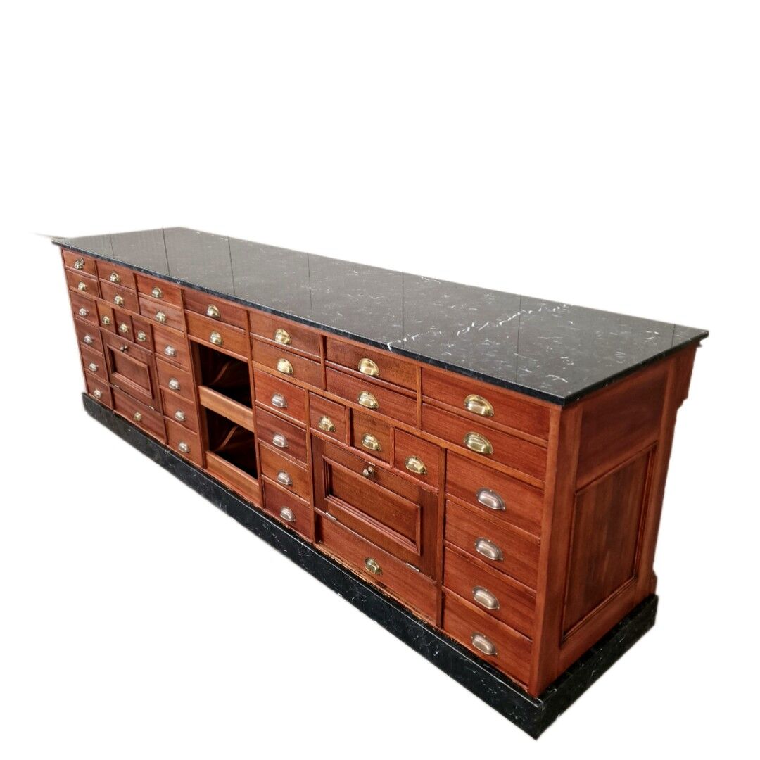 Grand comptoir d’apothicaire Art déco antique en acajou et comptoir de pharmacie en marbre noir, 1909