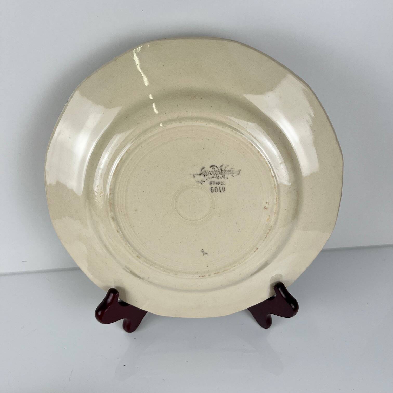 Set of 6 flat plates Sarreguemines flower pattern, first half of the 20th century.