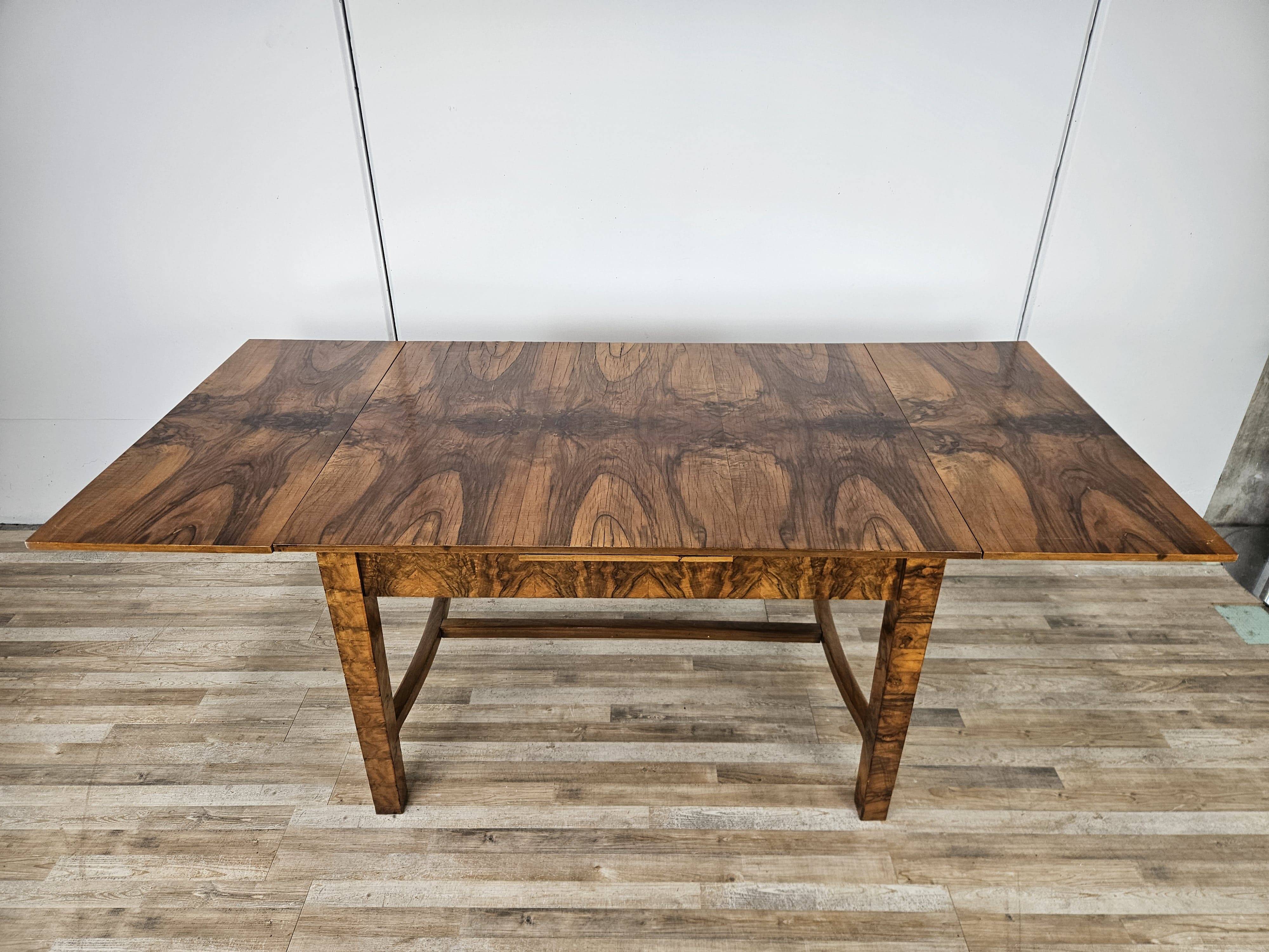 Extendable Art Deco table in olive root