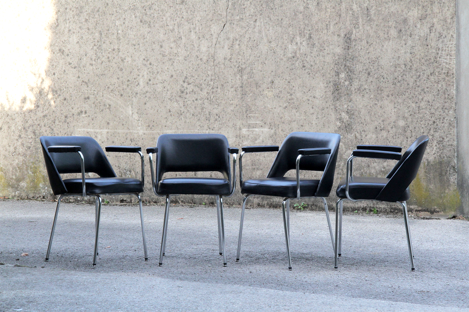 Paire de fauteuils conférence noirs et chrome années 60