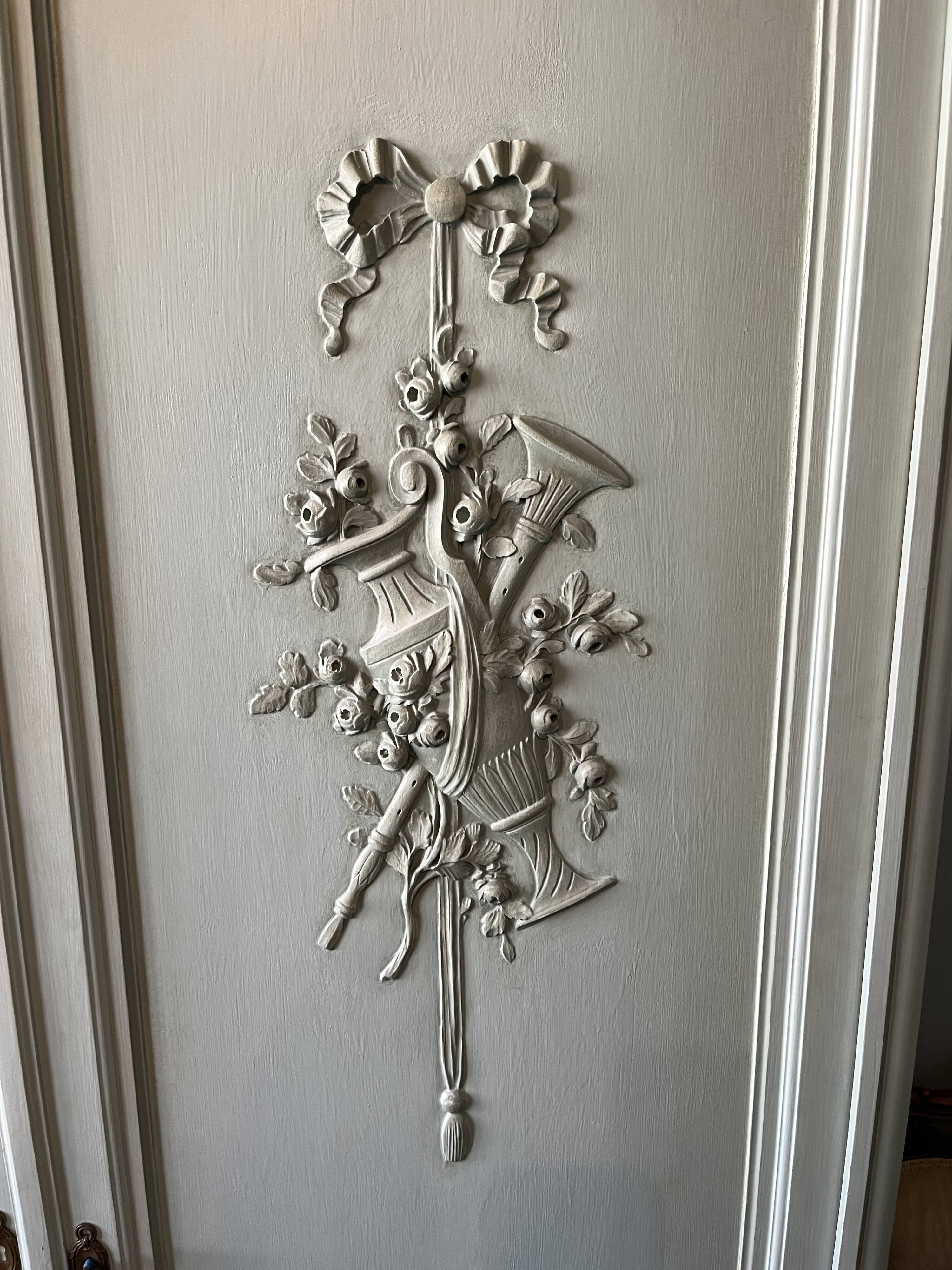 Cabinet 2 doors painted with attributes