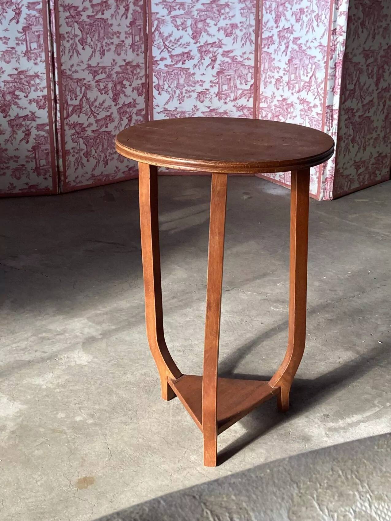 Art Deco side table – clean and timeless lines