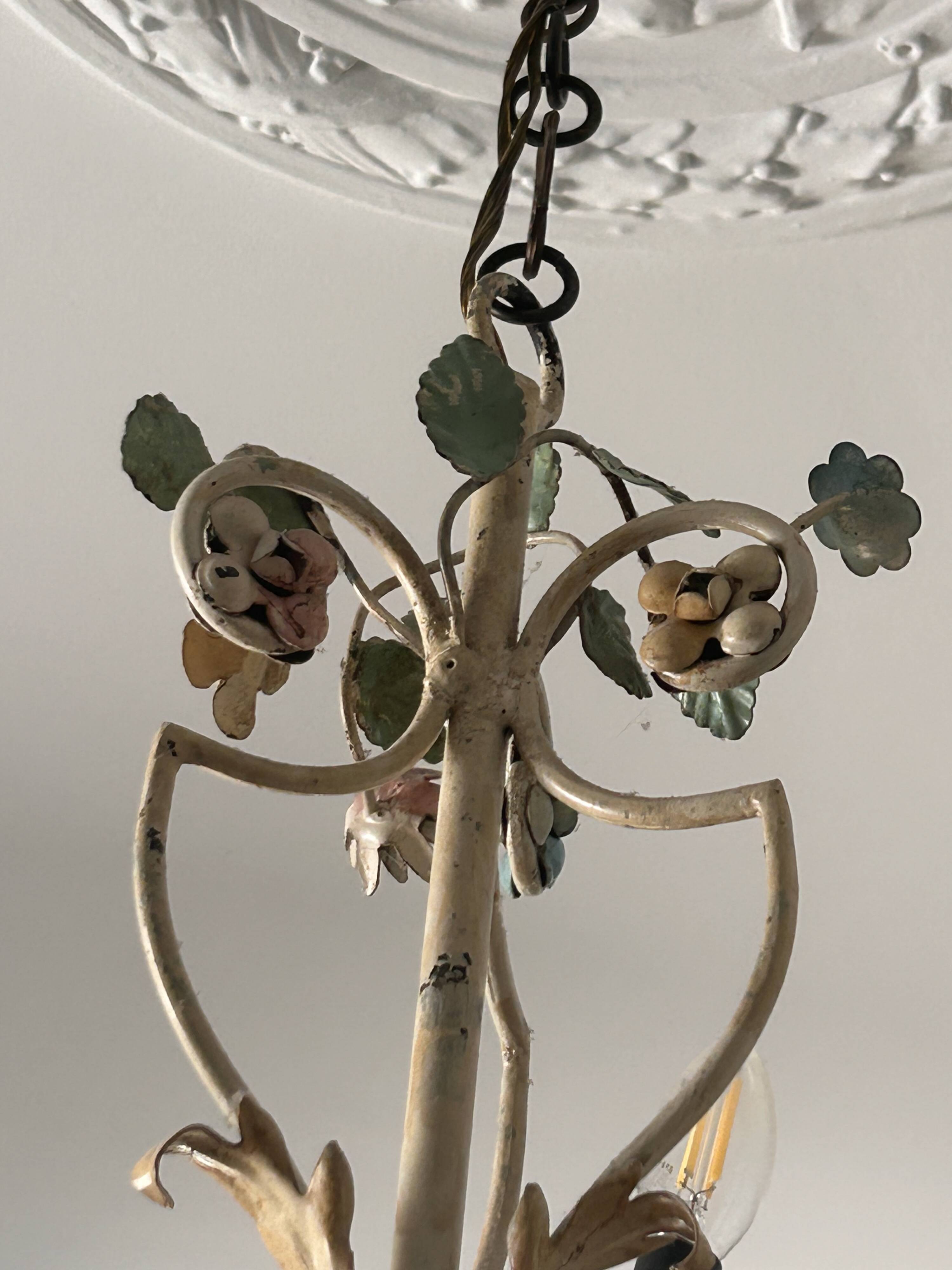 Lustre à bougies en fer forgé avec fleurs