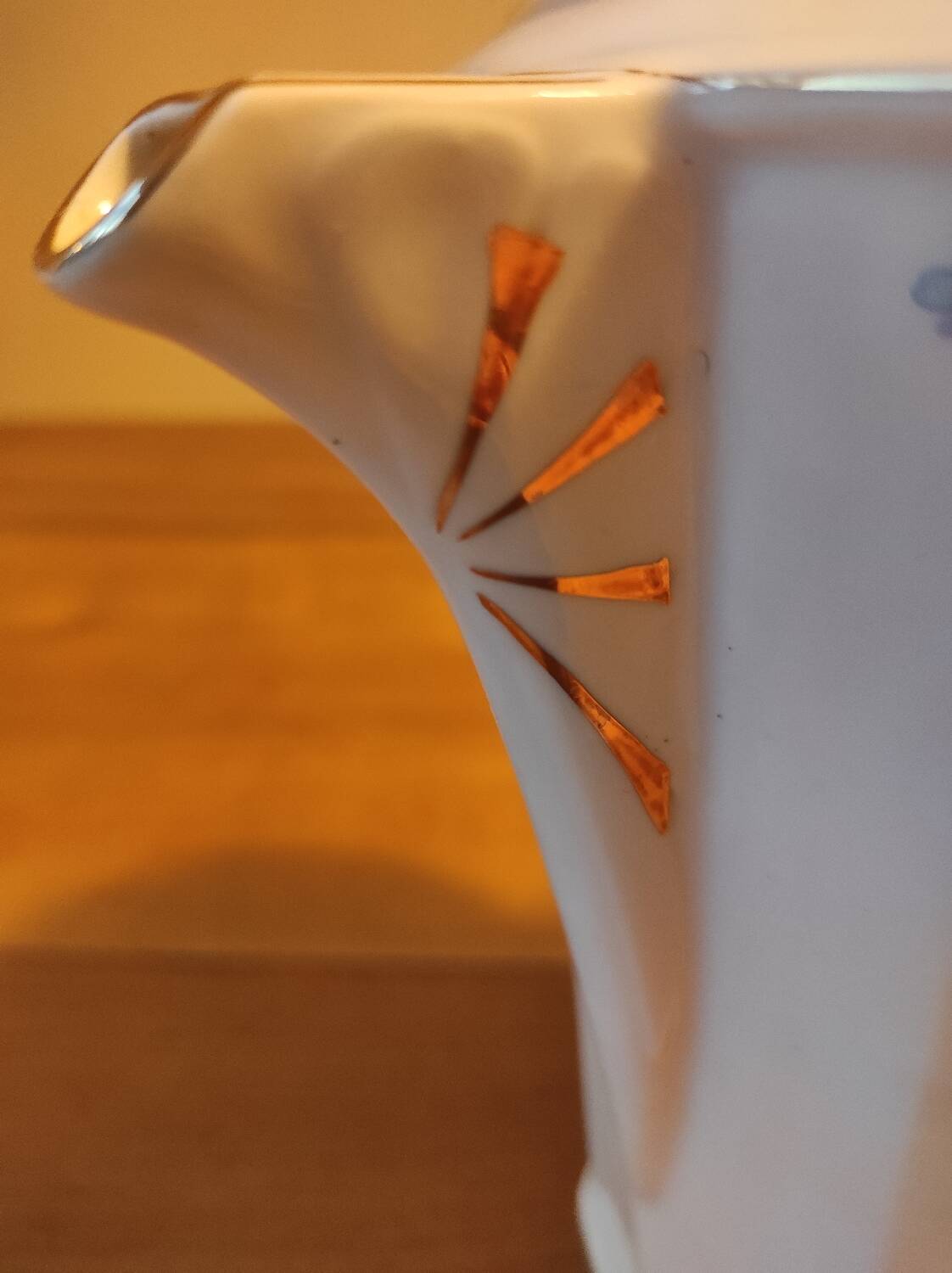 Coffee maker with floral decoration