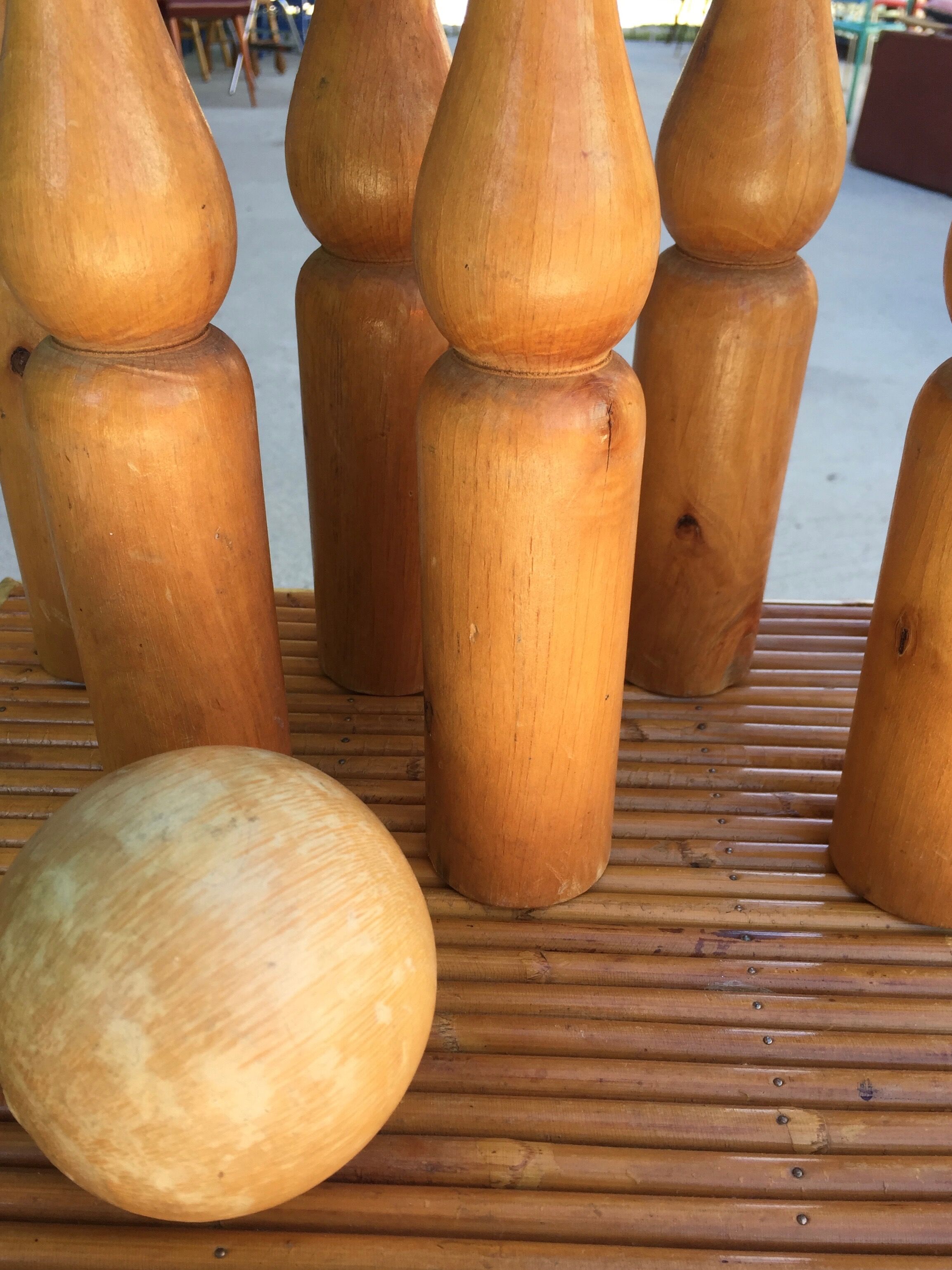 Jeu de 7 quilles en bois avec boule