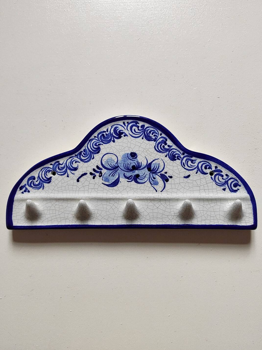 Cracked ceramic jewelry holder