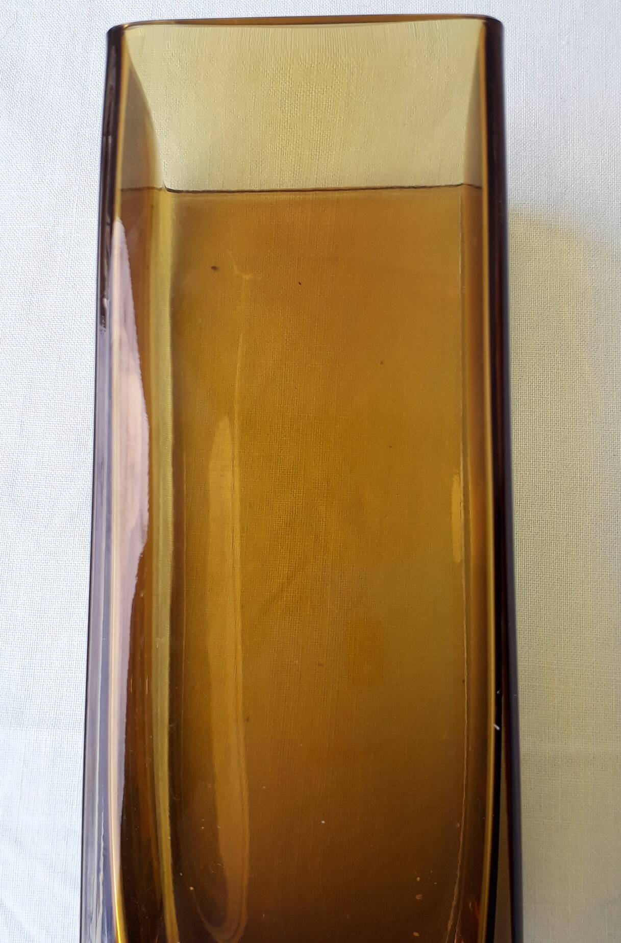 Vase carré en verre