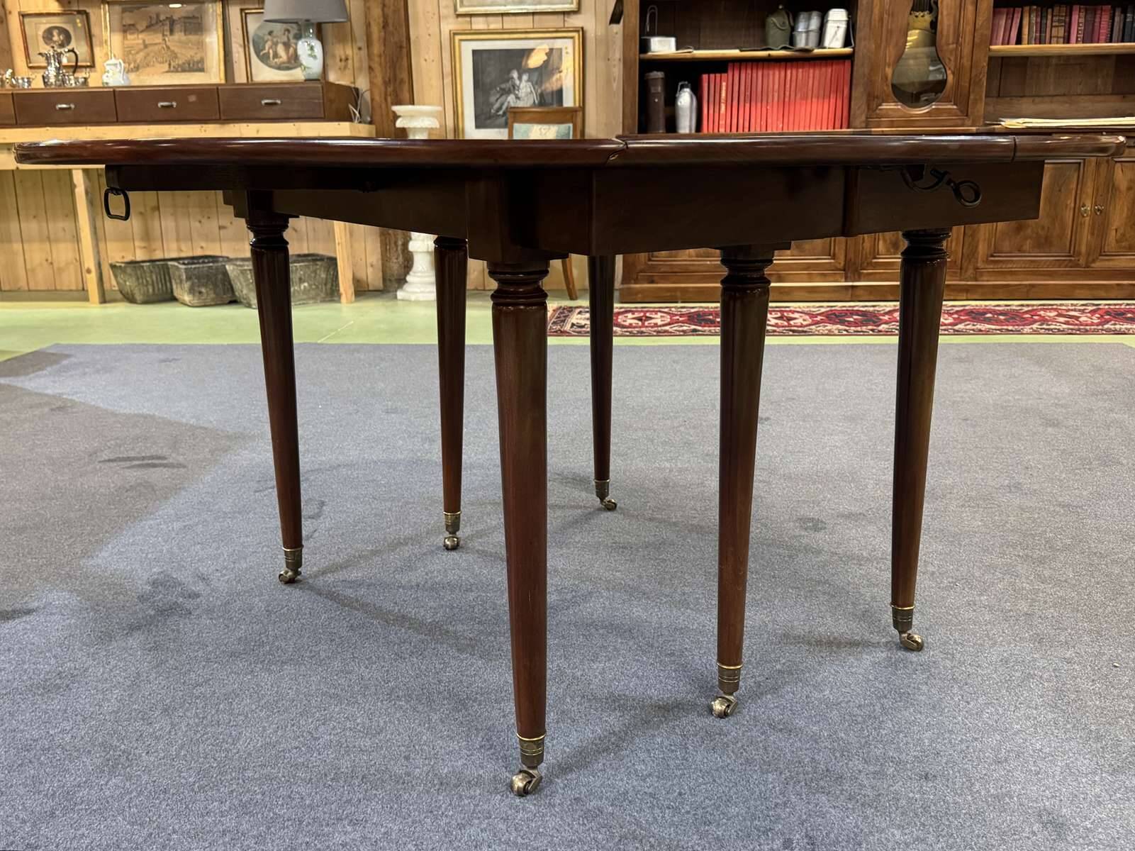 19th-century Louis XVI dining table in Cuban mahogany.