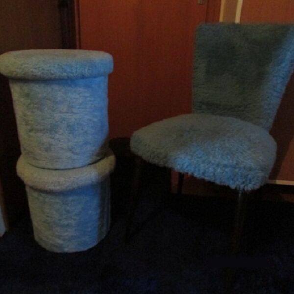 Chaise moumoute et  2 poufs assortis